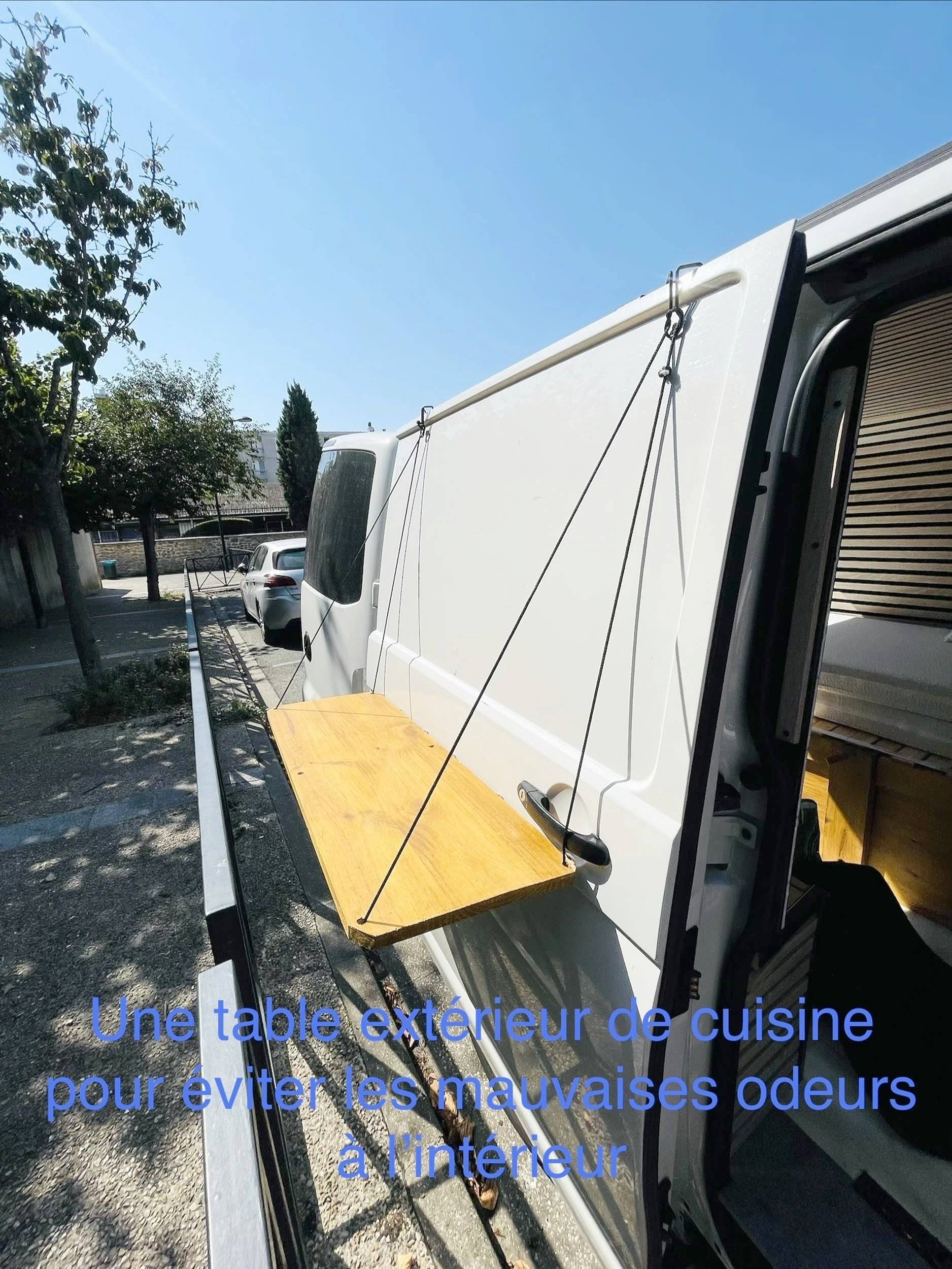Dining Area Volkswagen T5 2,5 l 102 ch - Yescapa