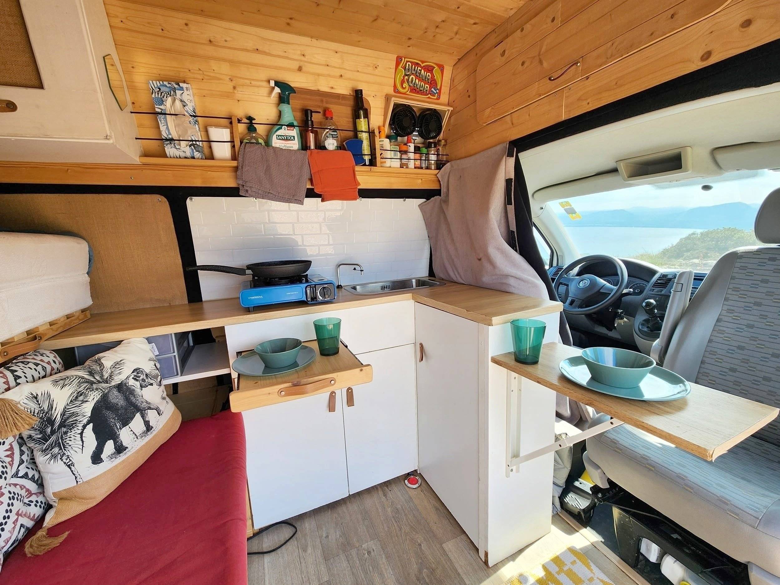 Coin repas Volkswagen T5 2,0 l 102 ch - Yescapa