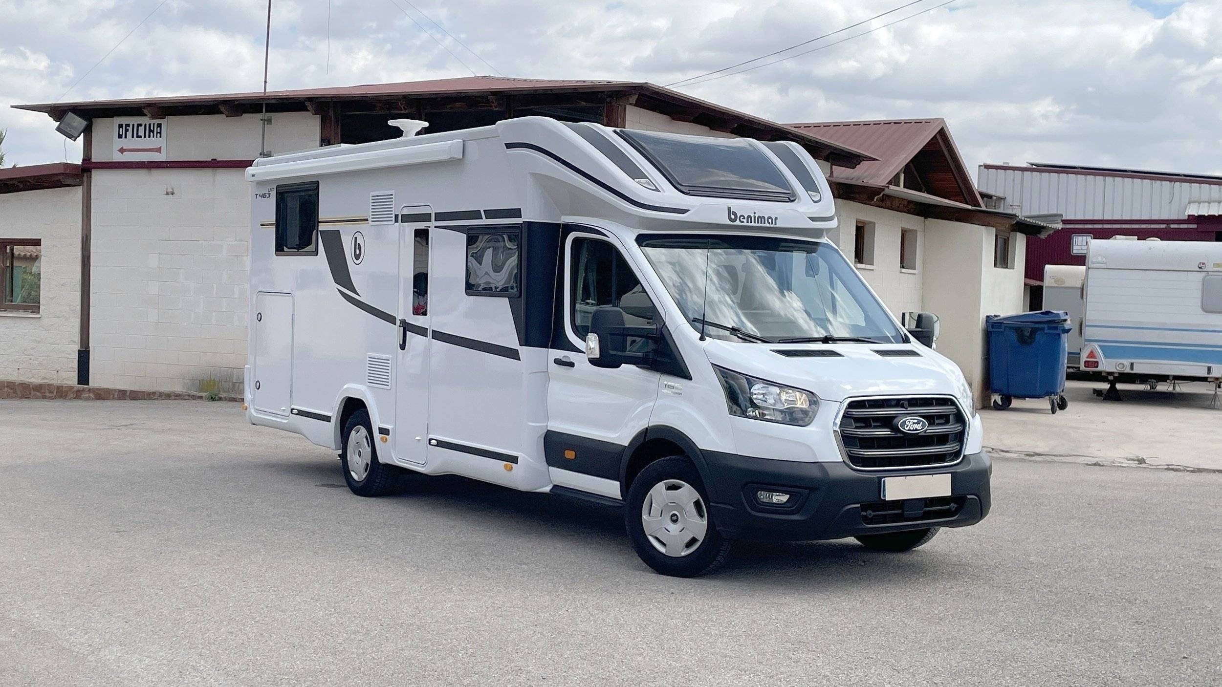 Vue avant de 3/4 Ford FORD Transit 2,0 TDCI 170 CV - Euro 6 - Yescapa