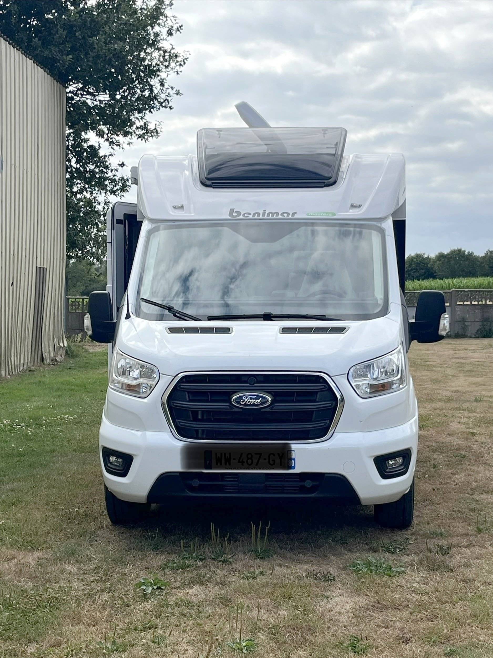 Front view from 3/4 Ford Transit 2,0 l 130 ch - Yescapa