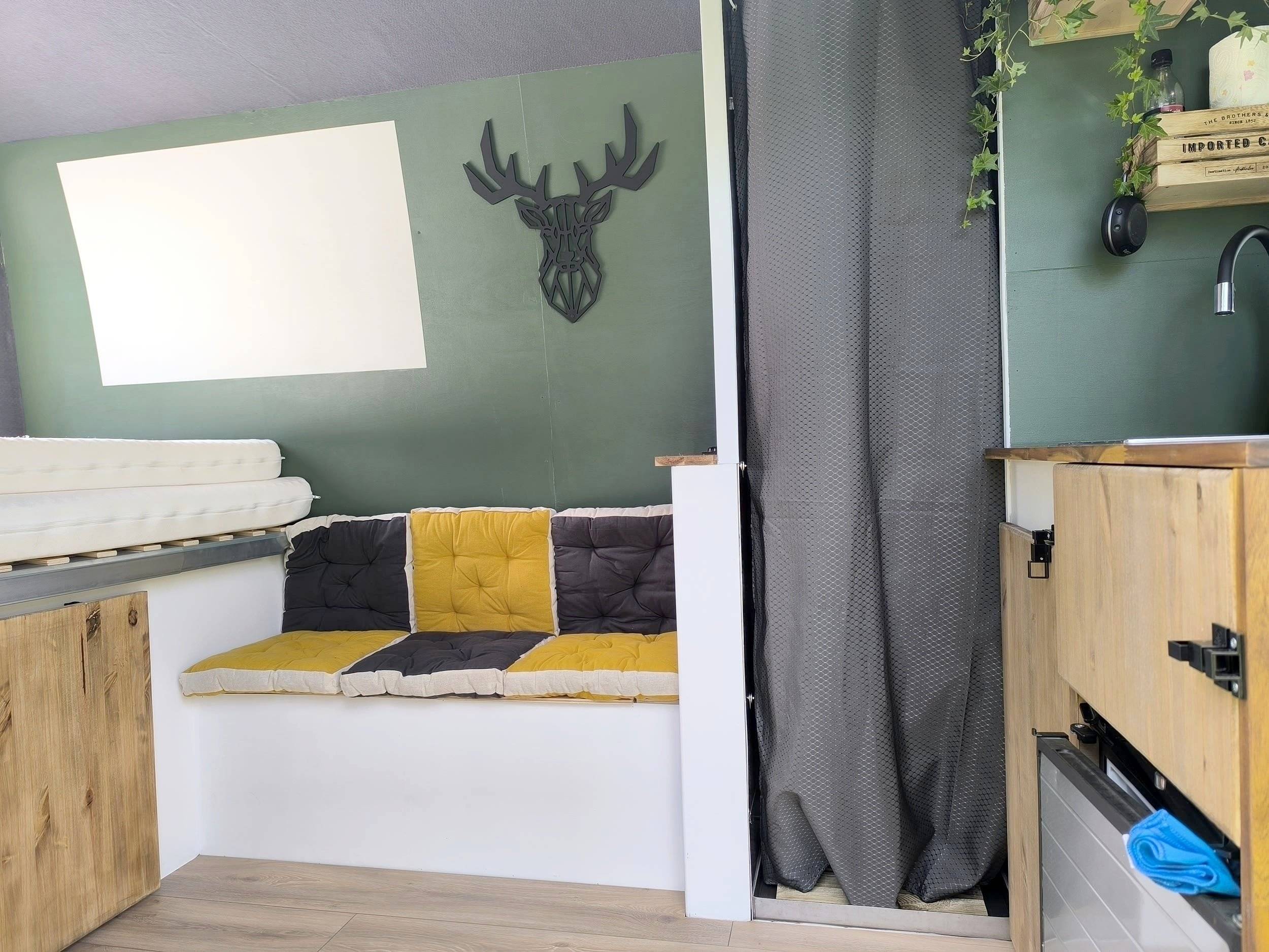 Dining Area Volkswagen Crafter 2,0 l 140 - Yescapa