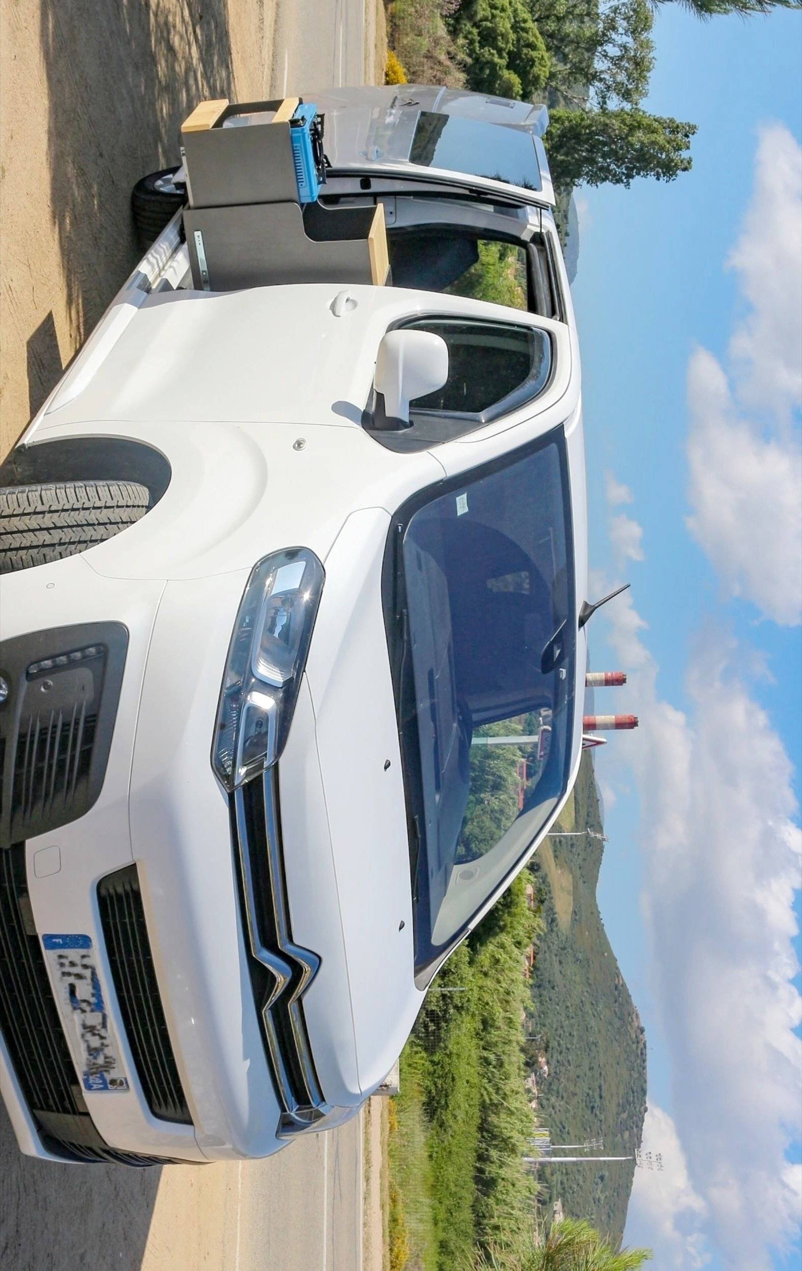 schräge Vorderansicht Citroën Jumpy - Yescapa