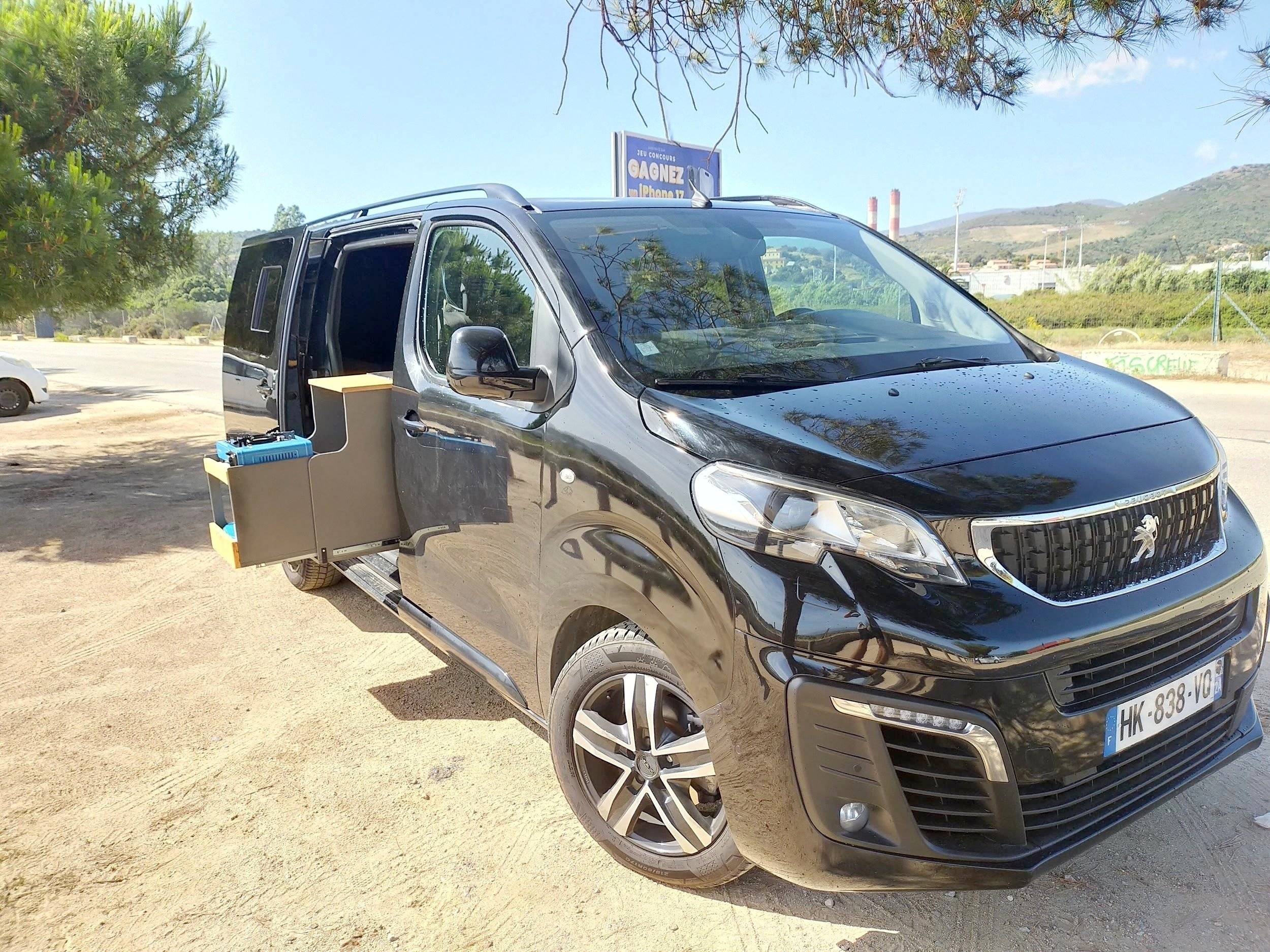 Vue avant de 3/4 Peugeot EXPERT LONG 180 CV BA - Yescapa