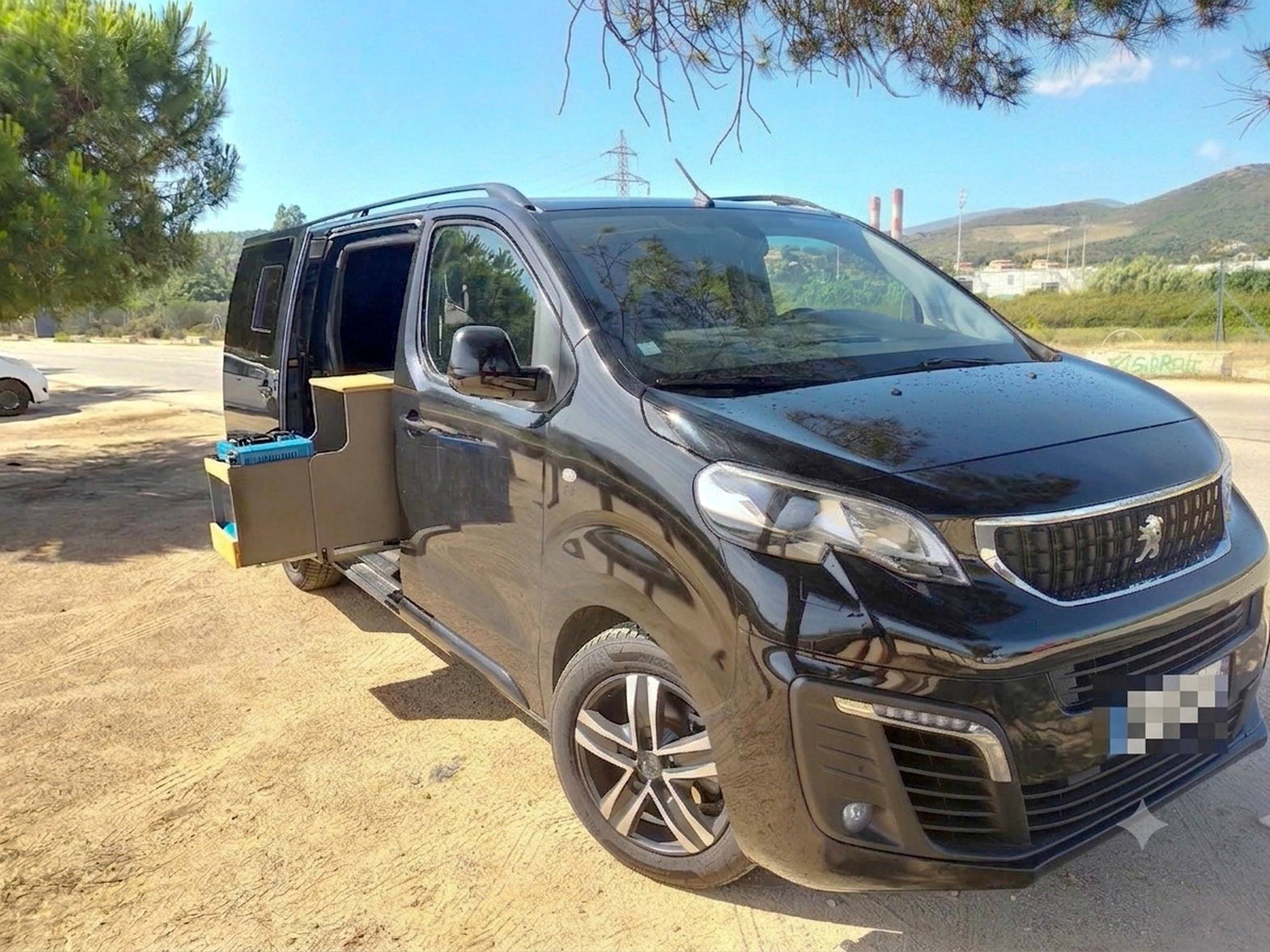 Front view from 3/4 Peugeot EXPERT LONG 180 CV BA - Yescapa