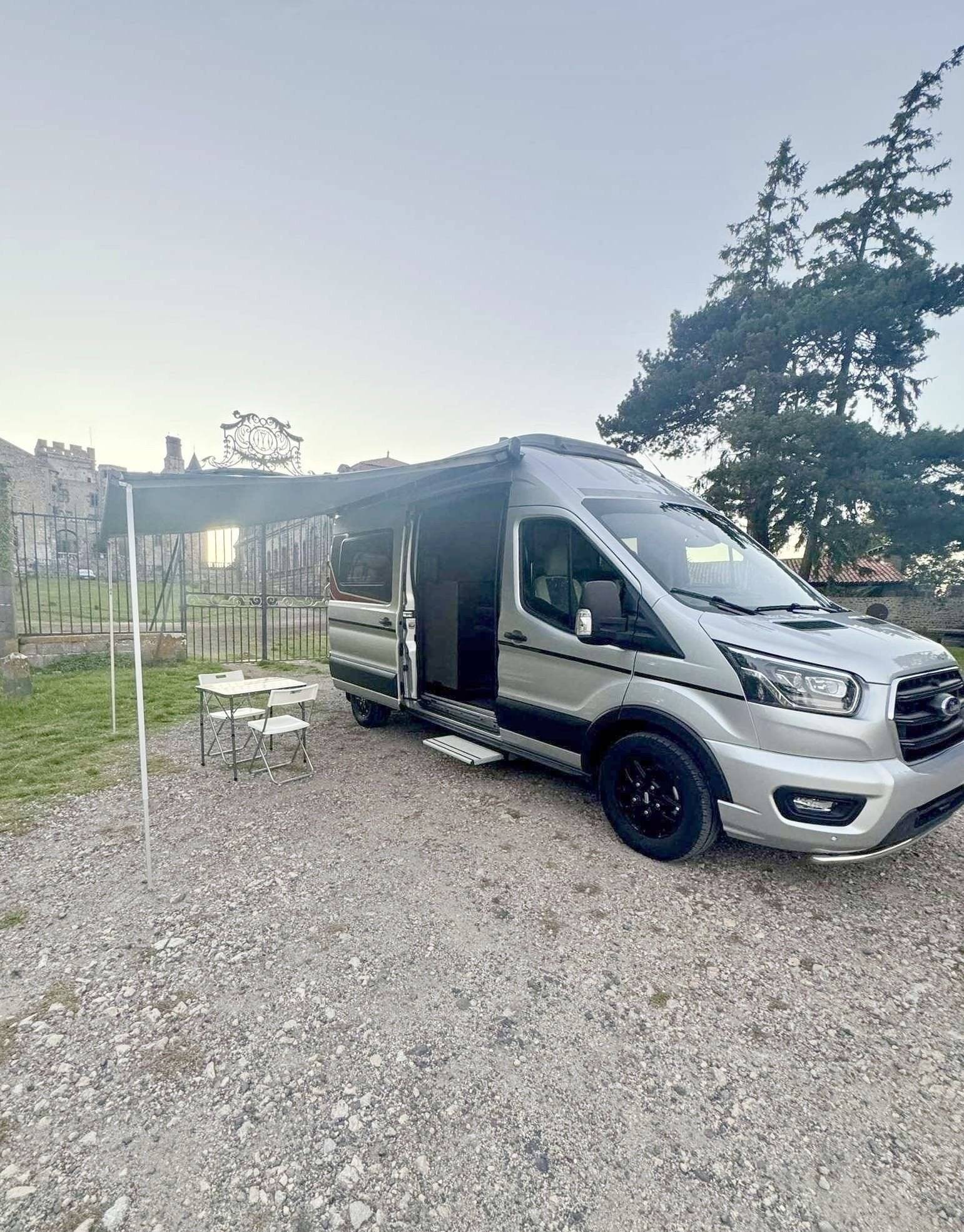Front view from 3/4 Ford Transit 2,0 l 130 ch - Yescapa