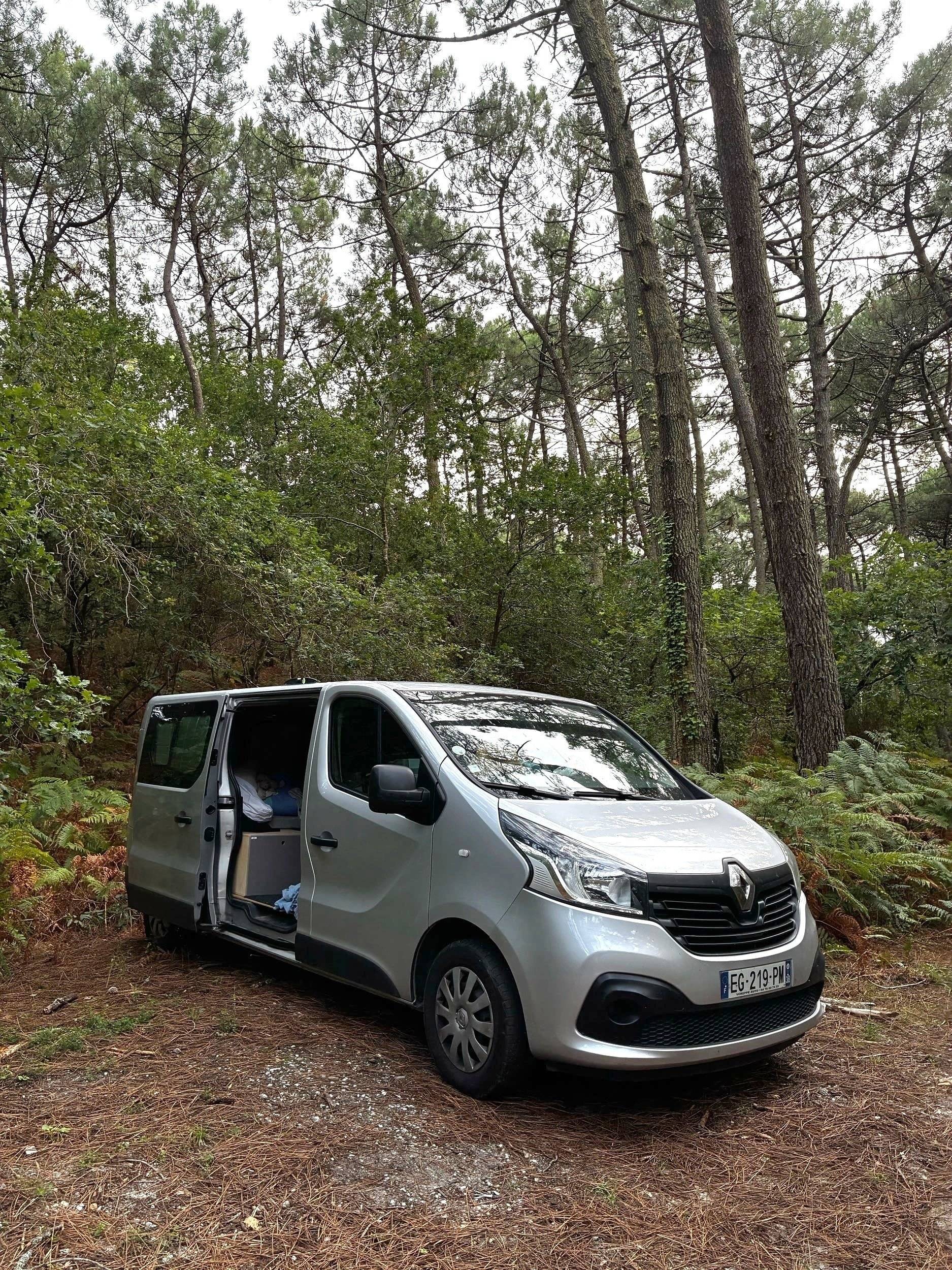 Vista del vehicle angle davanter Renault Renault Trafic 3 L2H1 - Yescapa