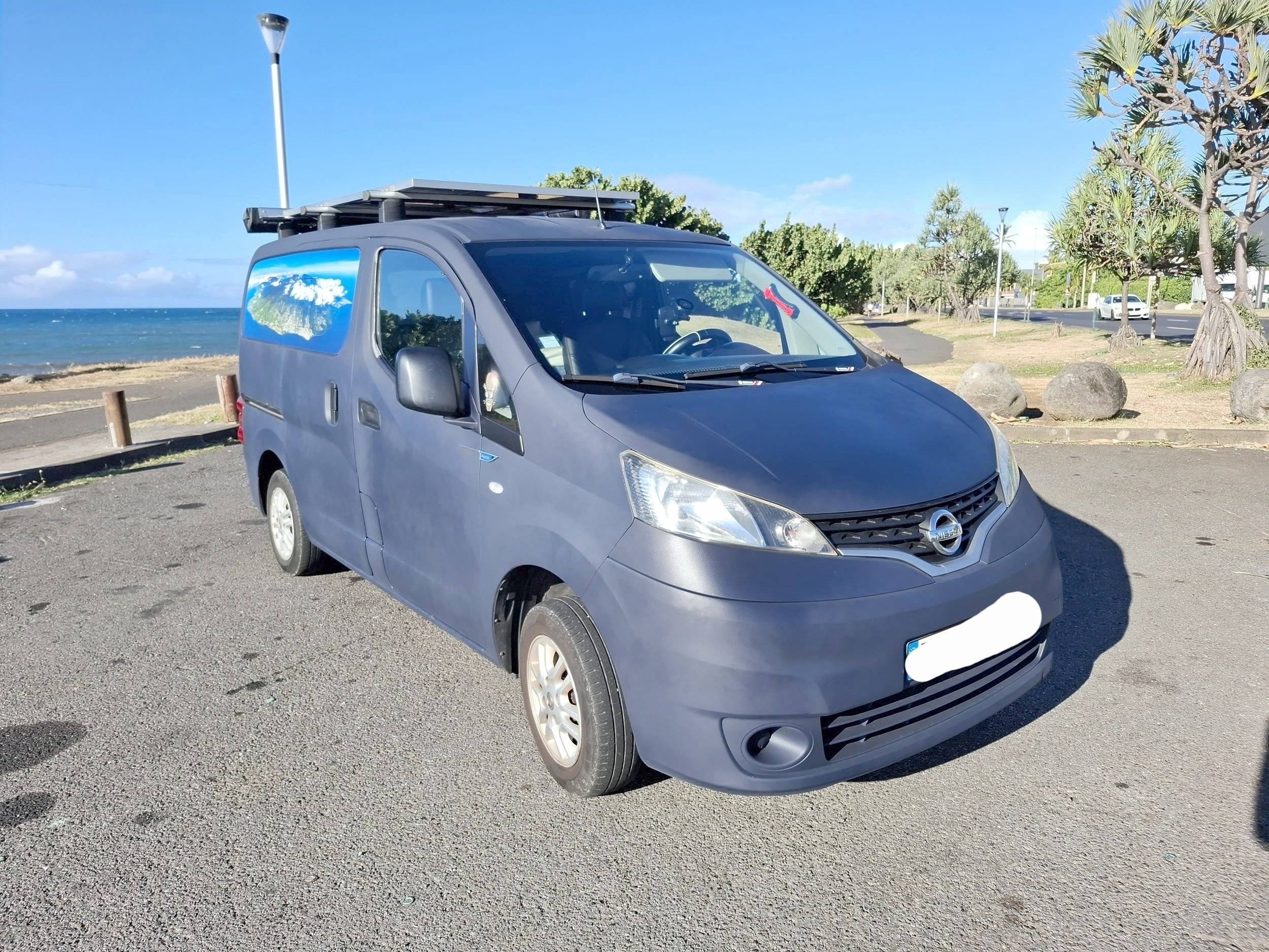 Vista frontale a ¾ Nissan NV200 - Yescapa