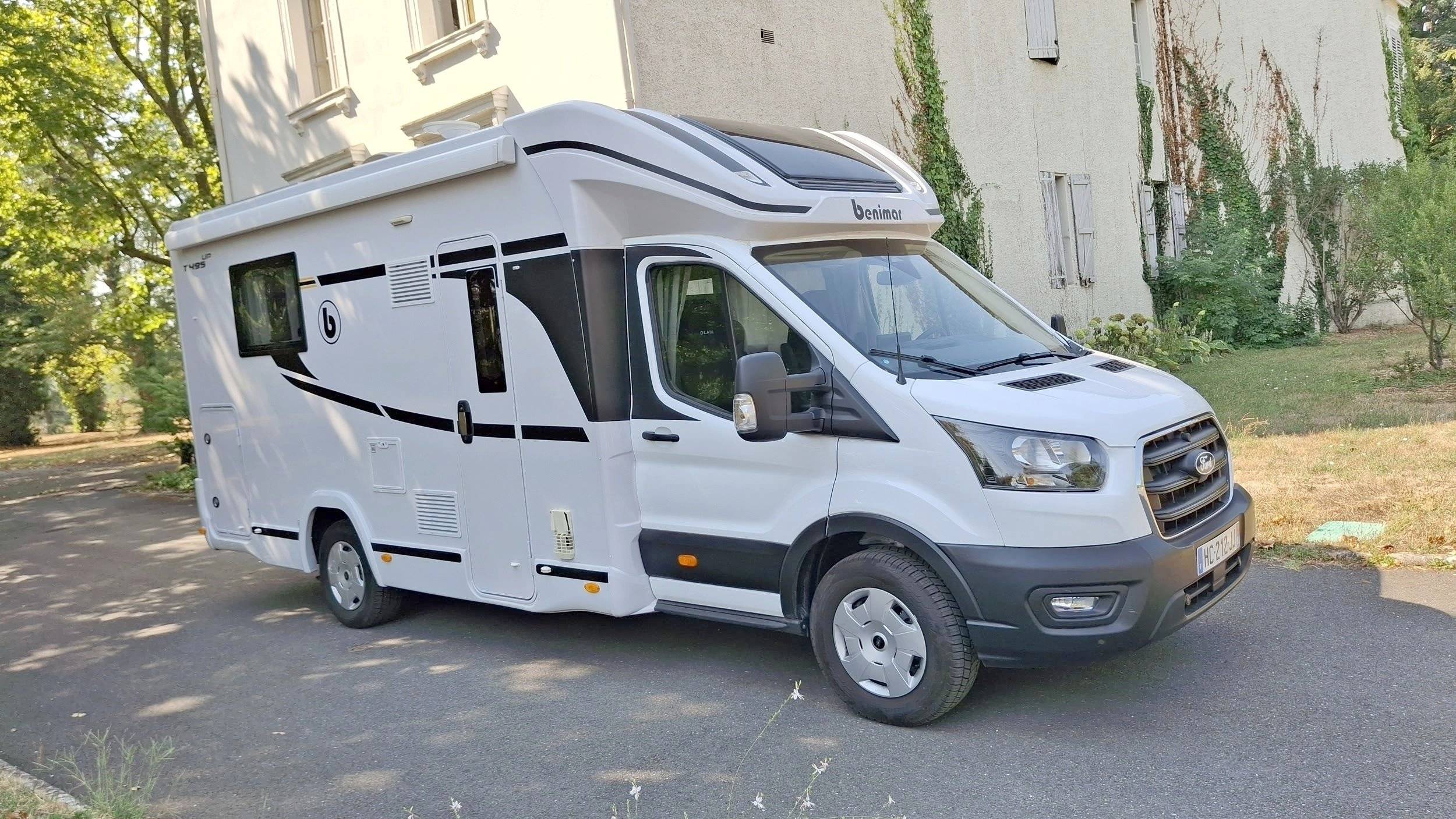 Vista de 3/4 Ford Transit 2,2 l 140 ch - Yescapa