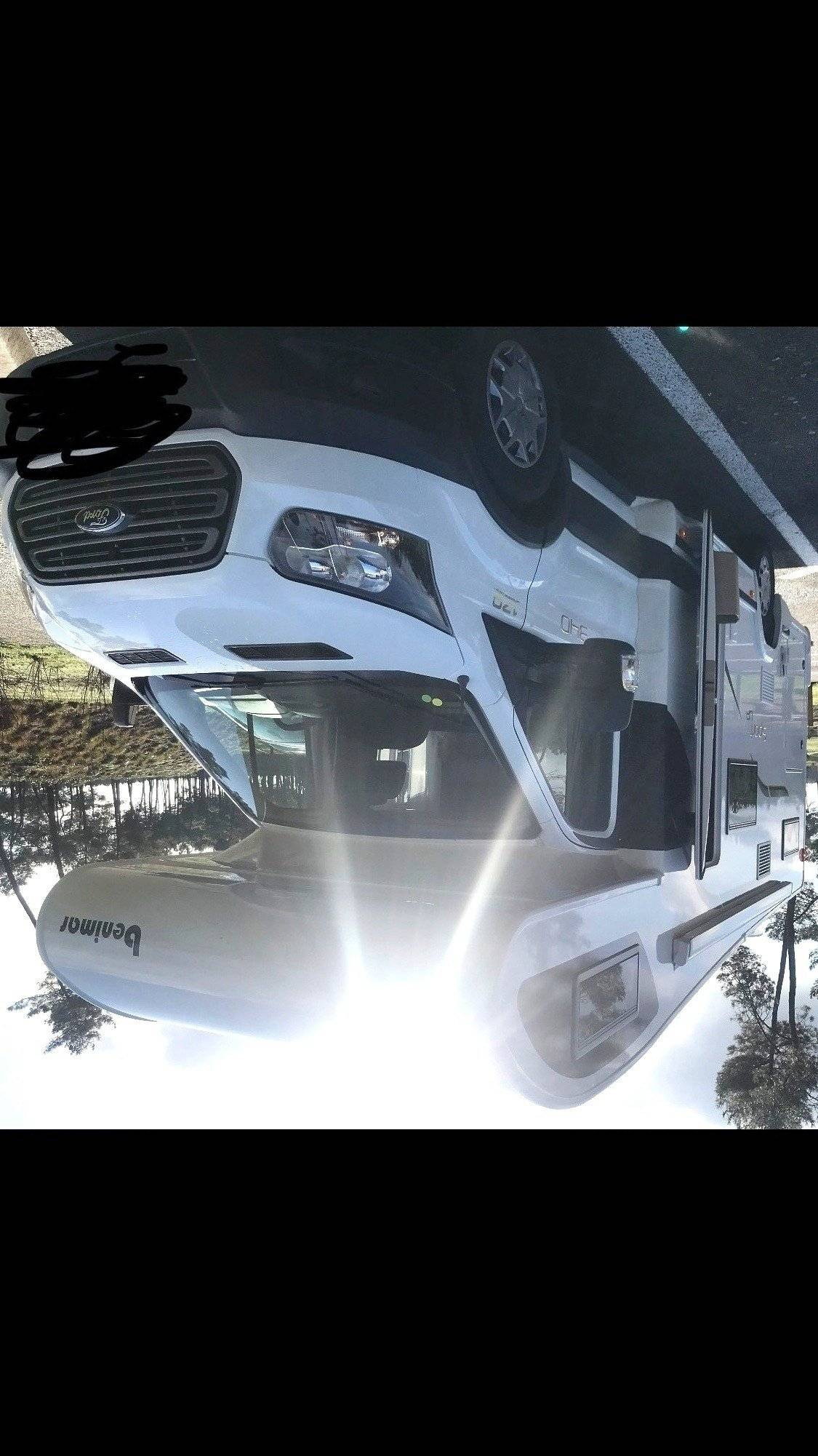 Vue avant de 3/4 Ford Transit 2,2 l TDCi 115 ch. - Yescapa