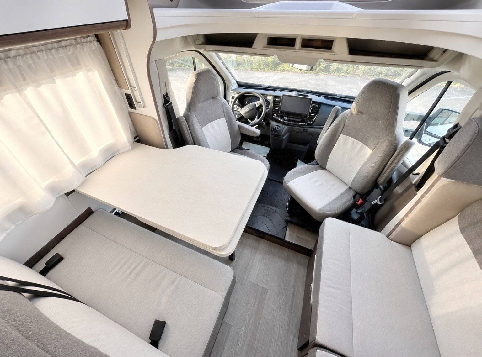 Dining Area Ford Transit 2.0 | 165 PS - Yescapa