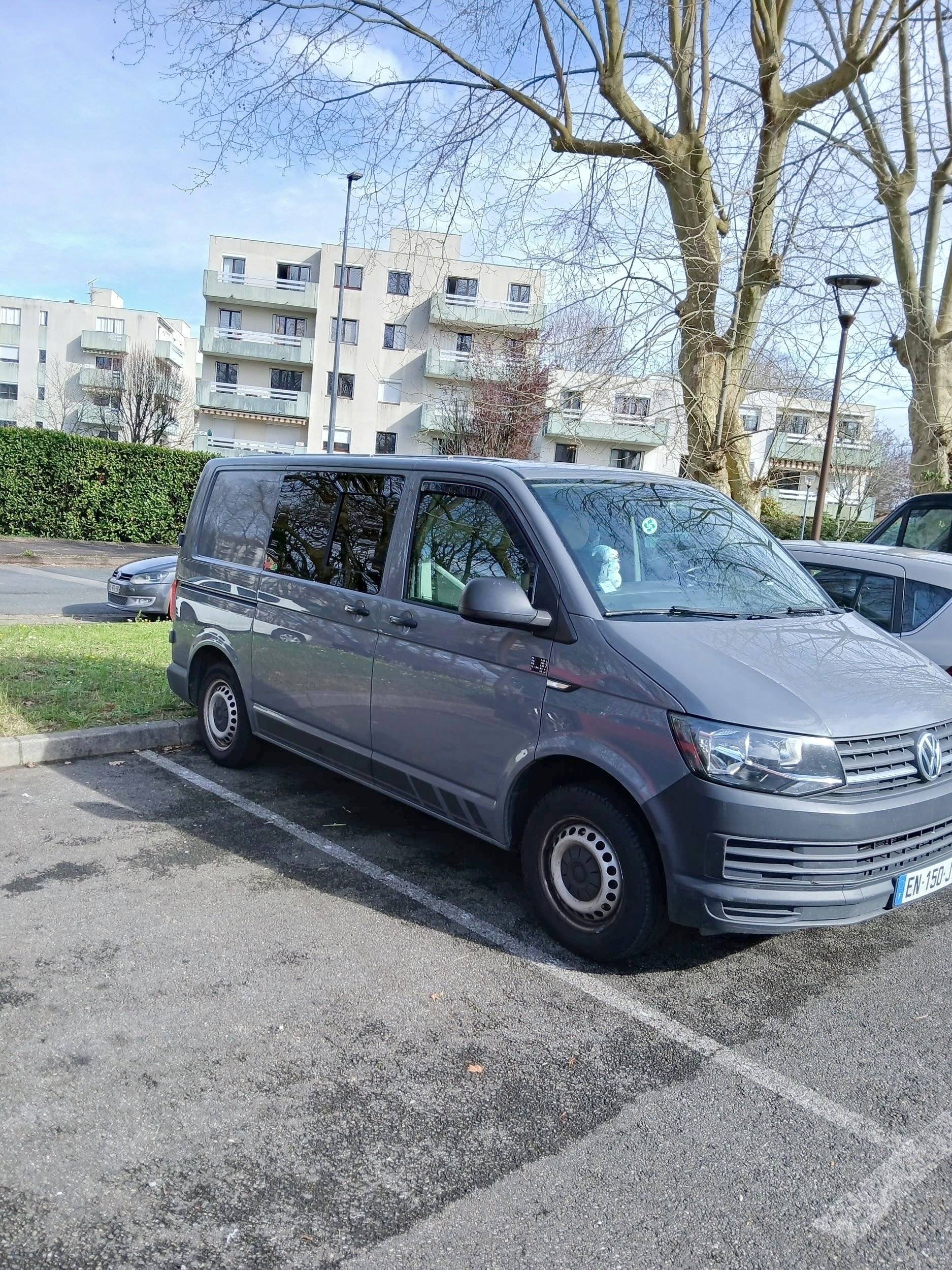 Front view from 3/4 Volkswagen Transporter T6 2,0 l 150ch - Yescapa