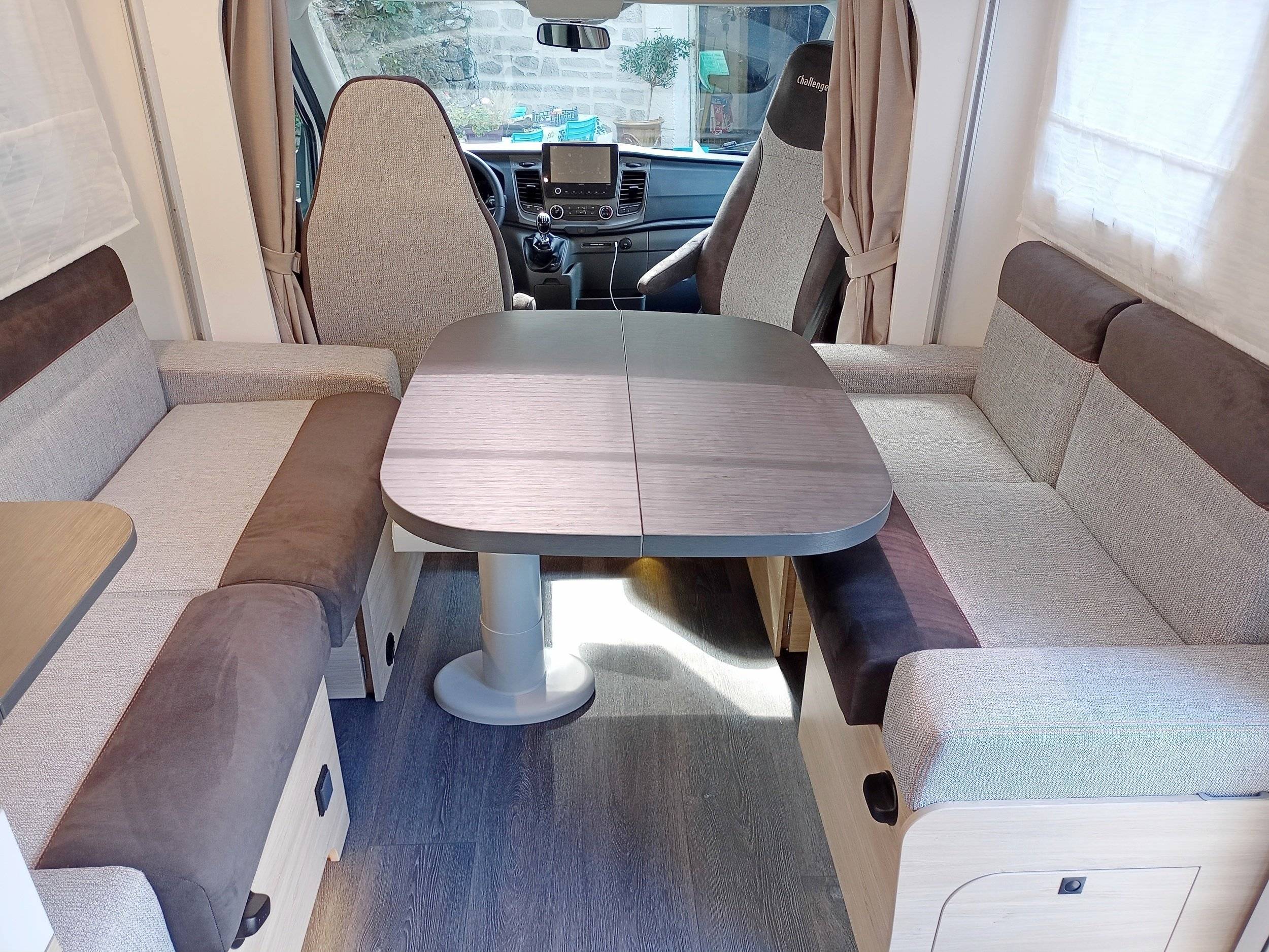 Challenger Challenger 380