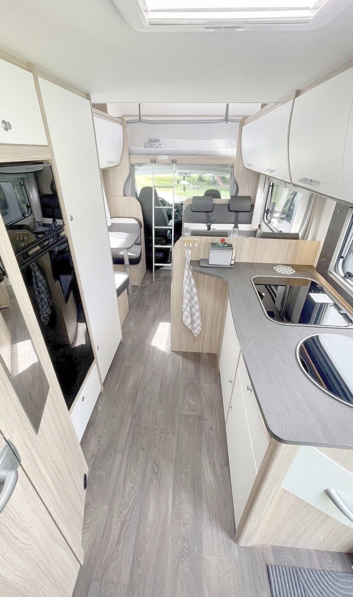 Front view from 3/4 Citroën Jumper 2,2 l 130 ch - Yescapa