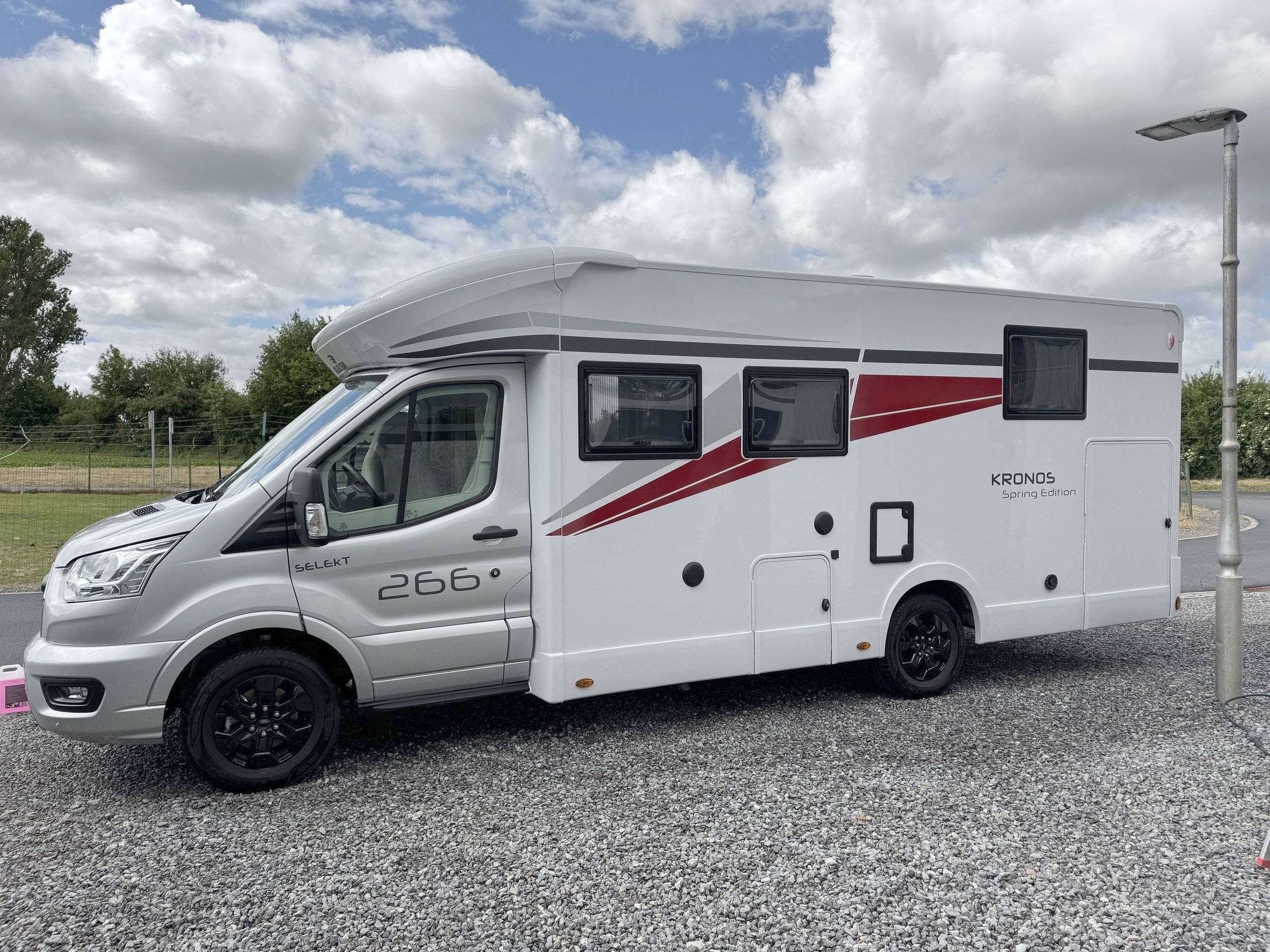Vue avant de 3/4 Ford Transit 2,0 l 165 ch - Yescapa
