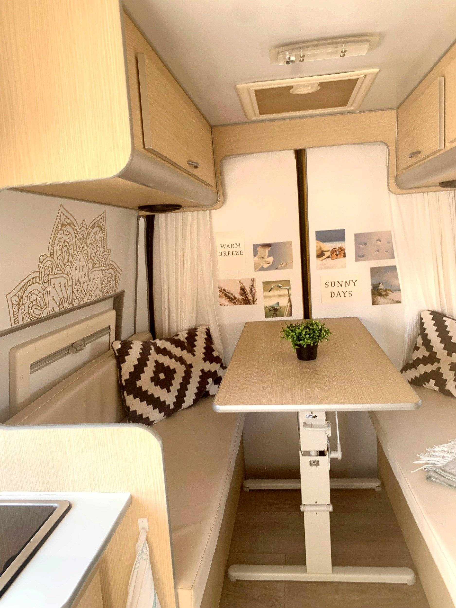 Dining Area Ford Ford Transit TT - Yescapa