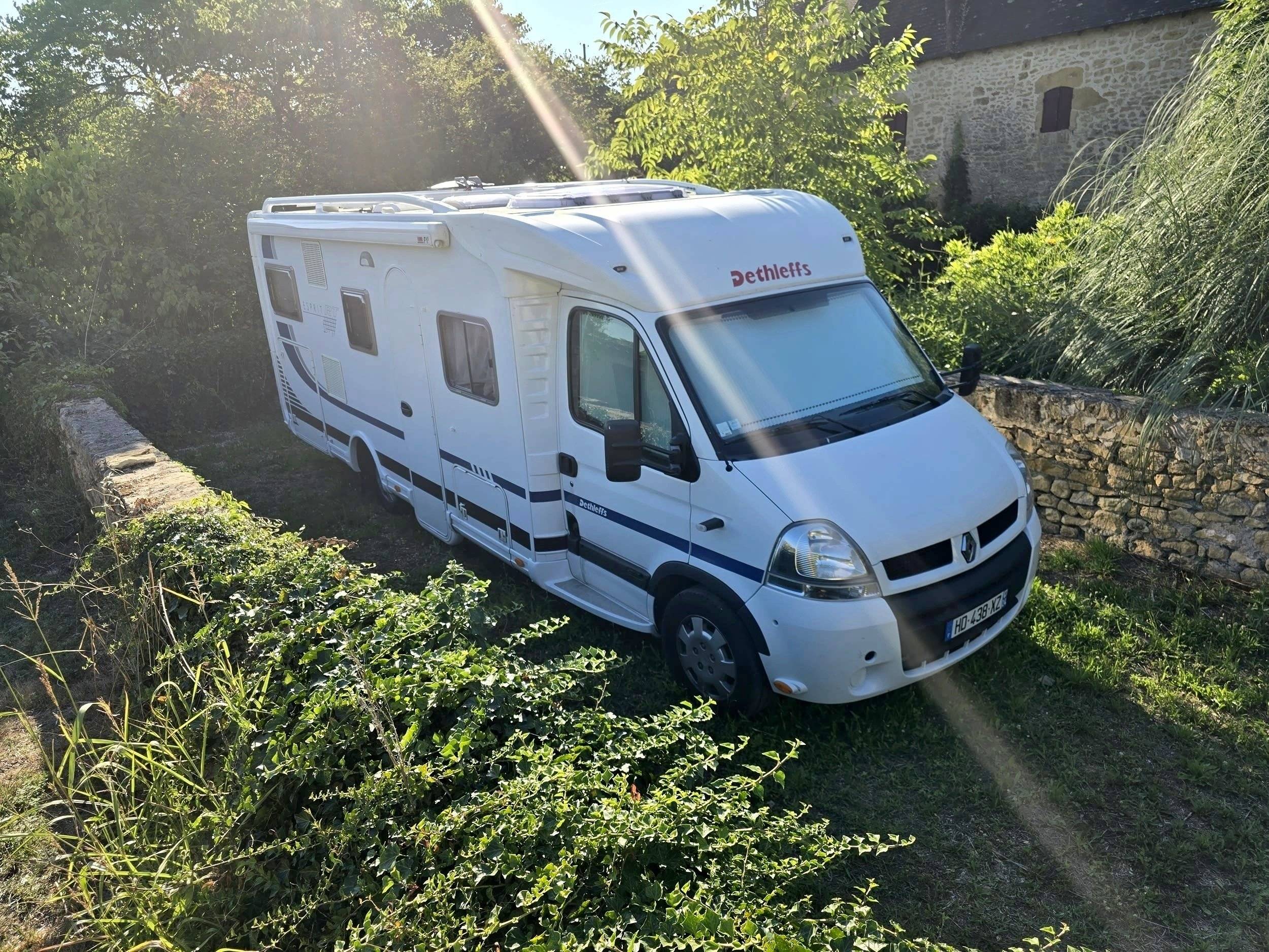 Front view from 3/4 Renault Master 2,5 l dCi 100 ch. - Yescapa