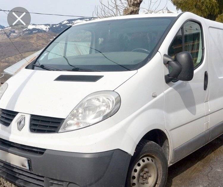 Front view from 3/4 Renault Trafic - Yescapa