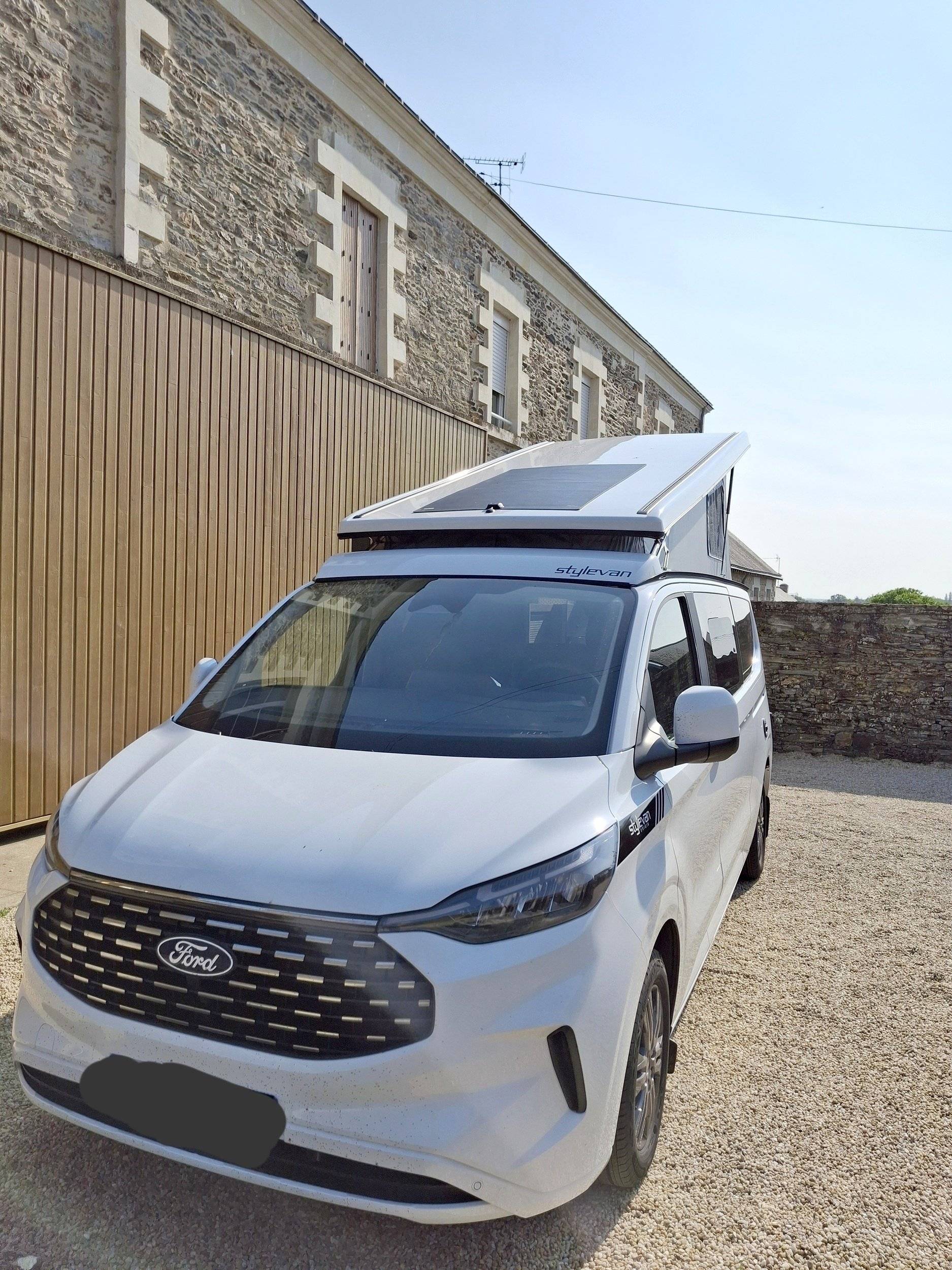 schräge Vorderansicht Ford Ford Tourneo - Yescapa