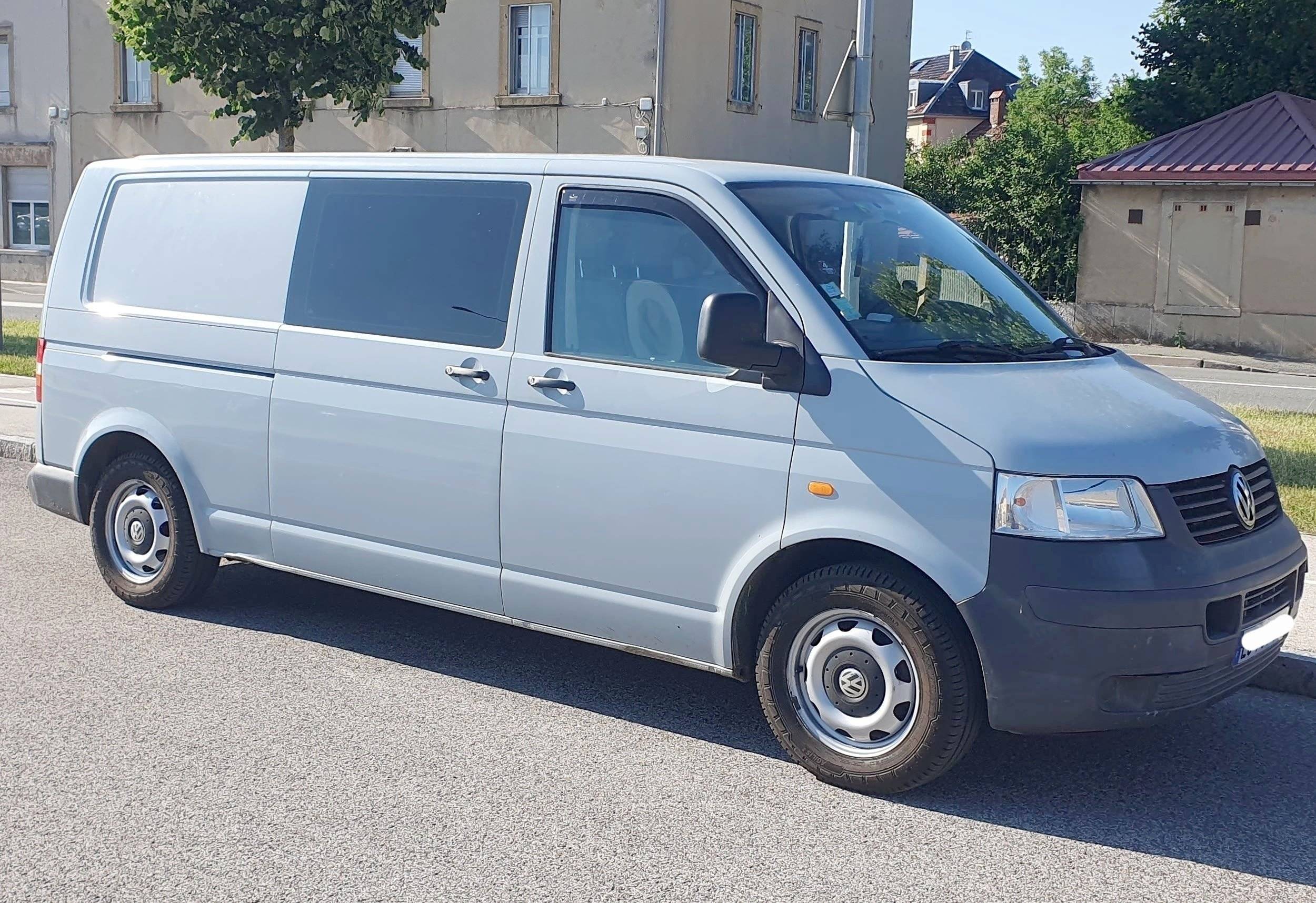 Front view from 3/4 Volkswagen 2,5 l 130 ch - Yescapa