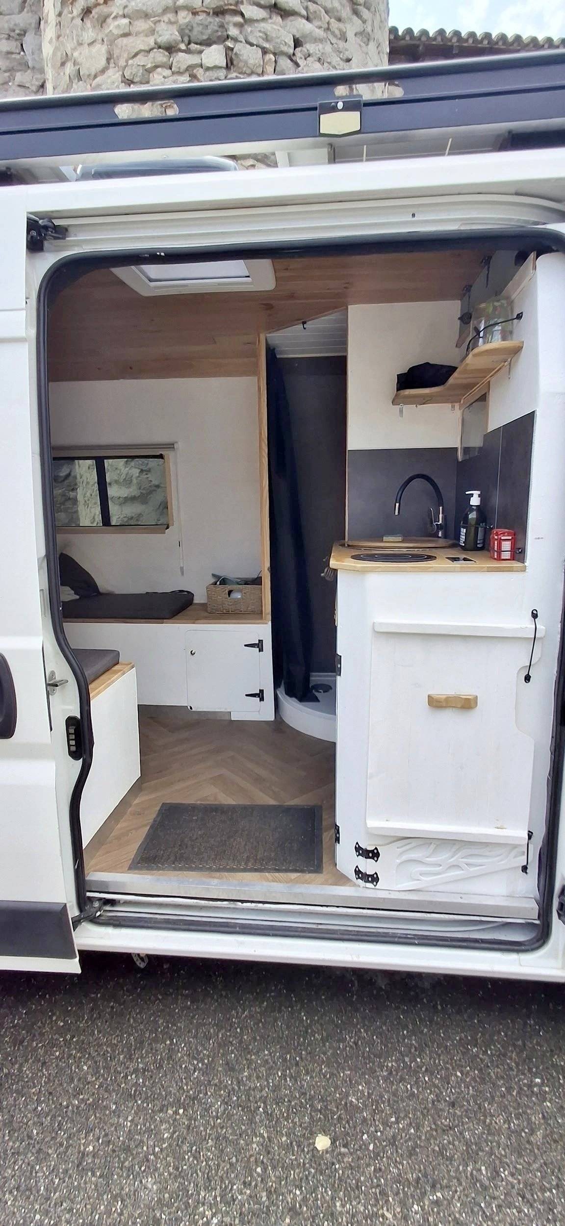 Dining Area Peugeot Boxer 2,0 l 130 ch - Yescapa