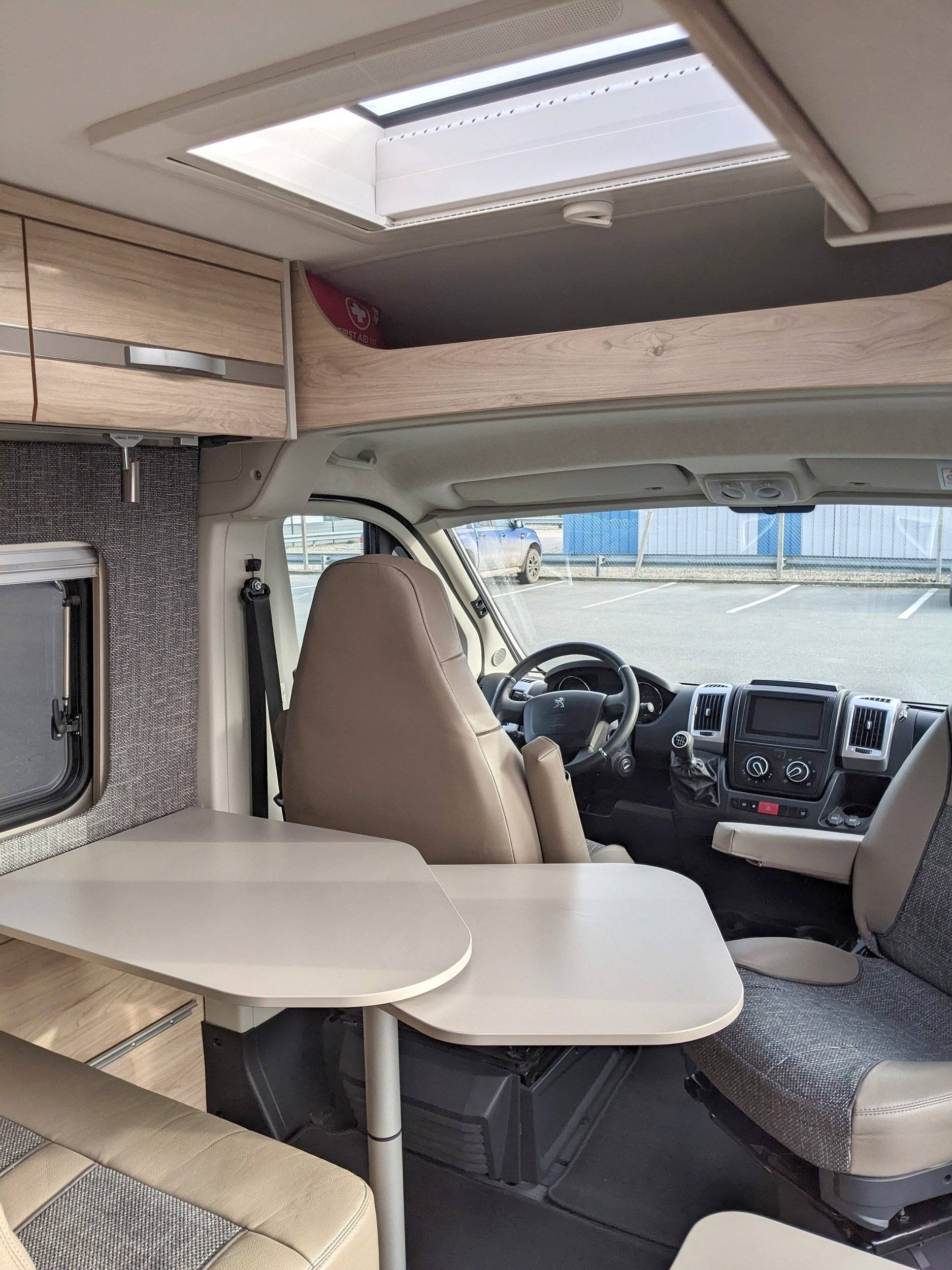 Área de jantar Peugeot Boxer 2.2 Blue HDI 140ch - Yescapa