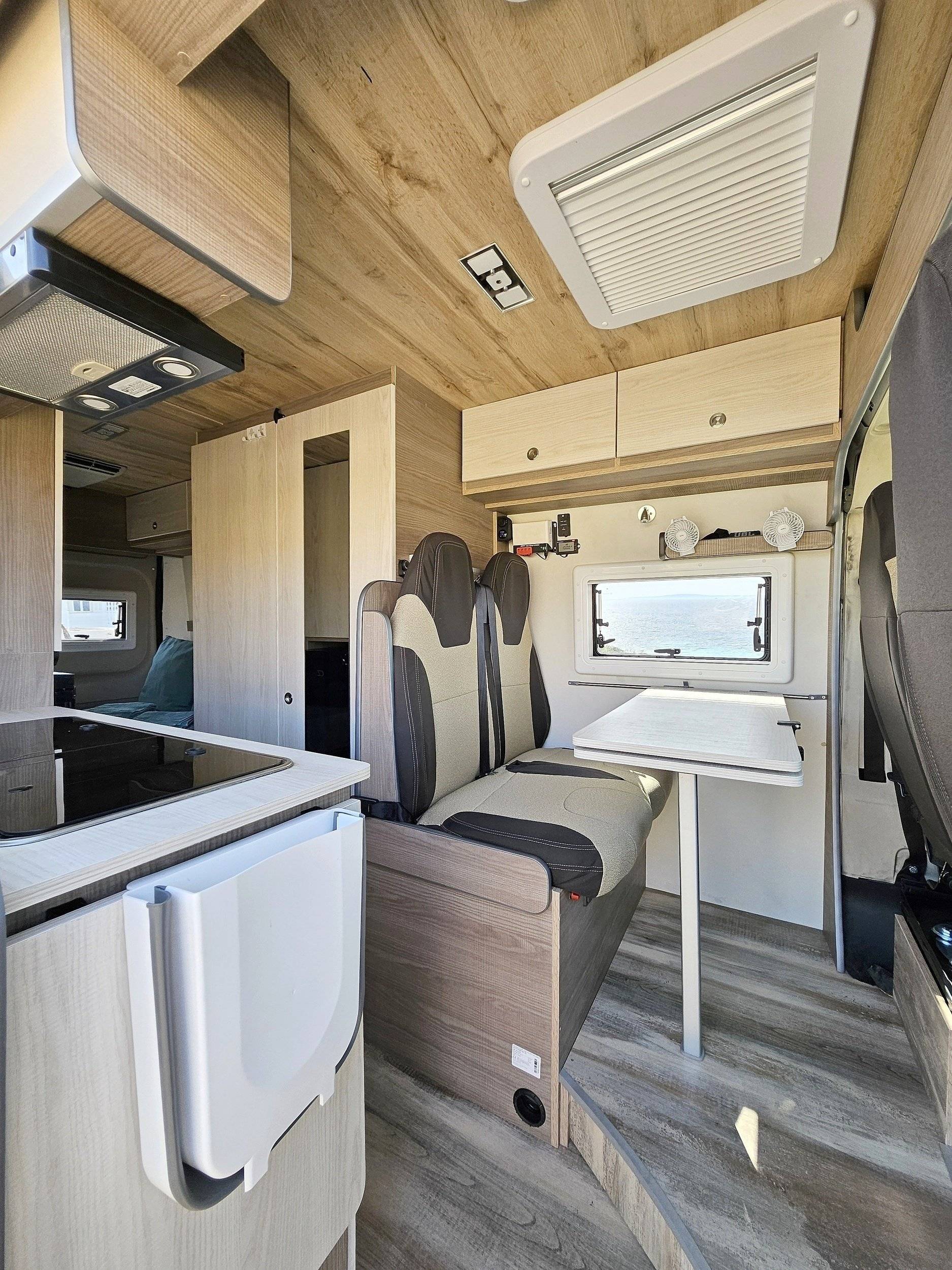 Dining Area Fiat FIAT Ducato 2,3 multijet 2 130 - Yescapa