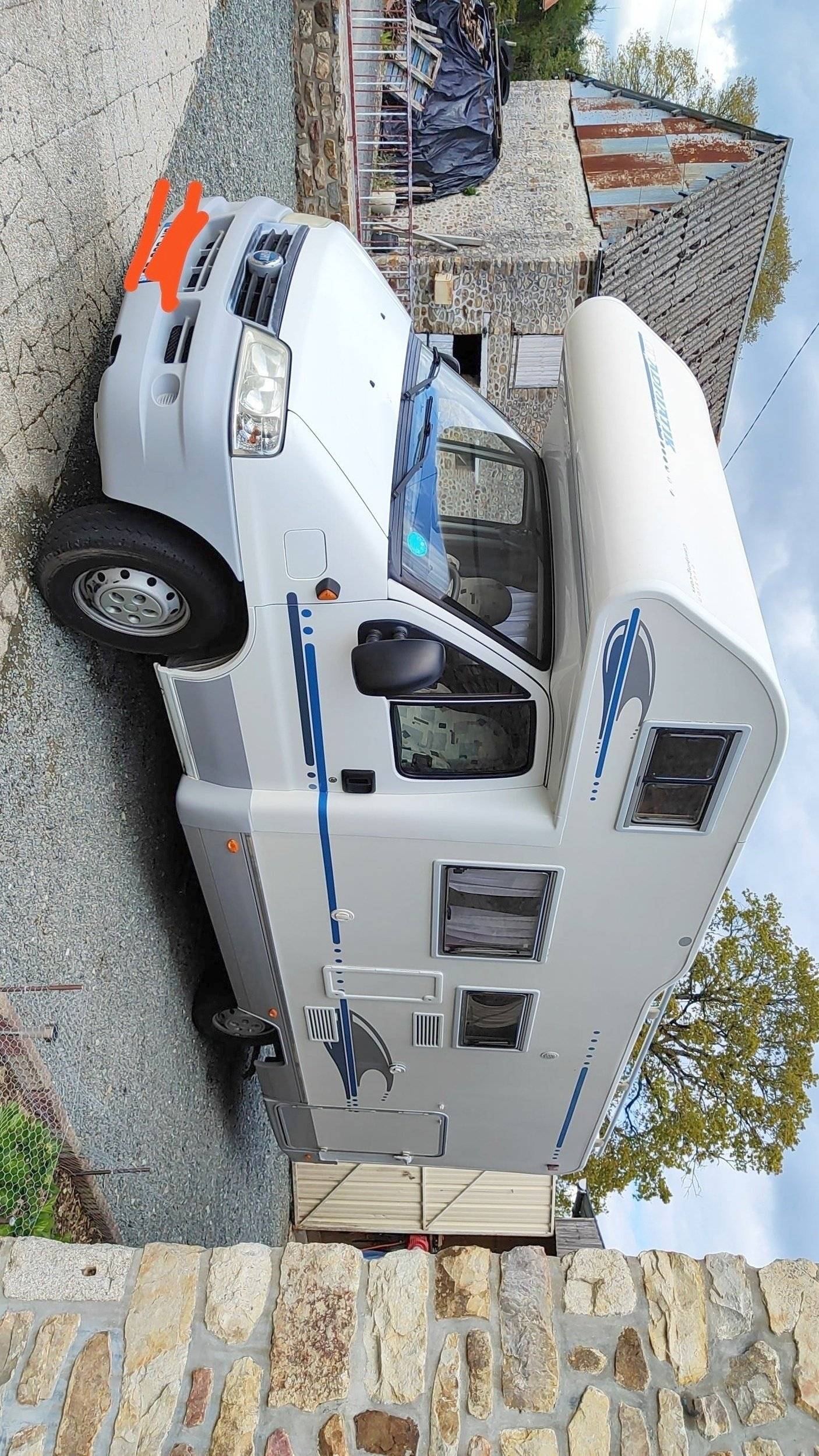 schräge Vorderansicht Fiat Fiat ducato 2.8l JTD - Yescapa