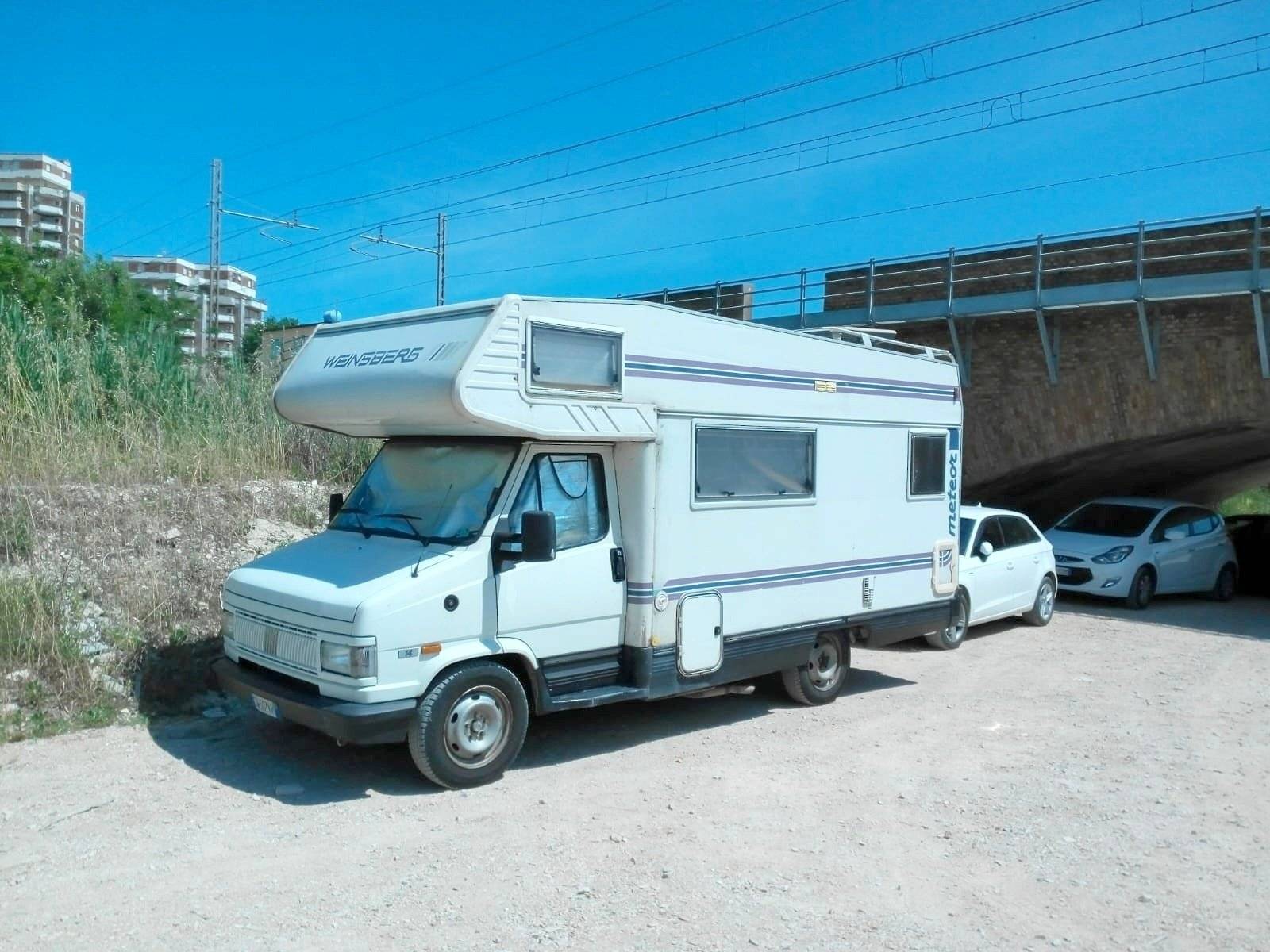 schräge Vorderansicht Fiat FIAT DUCATO - Yescapa