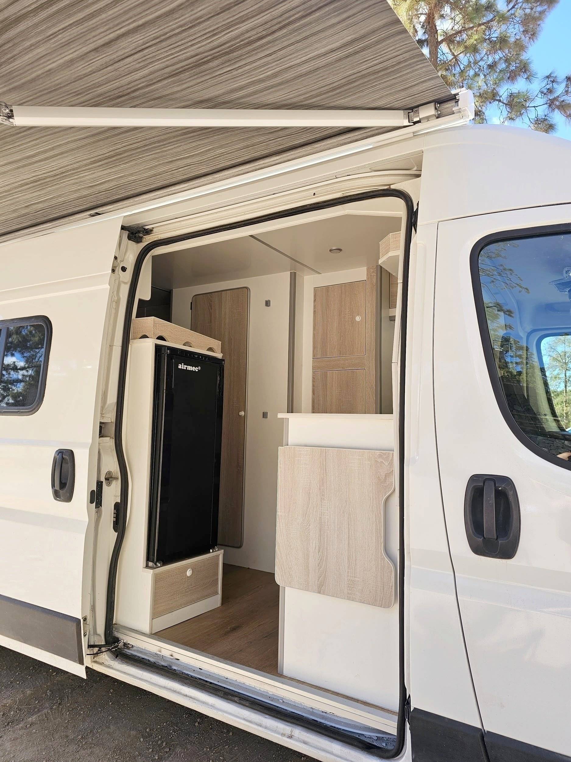 Área de jantar Citroën Jumper BlueHDI 130 - Yescapa