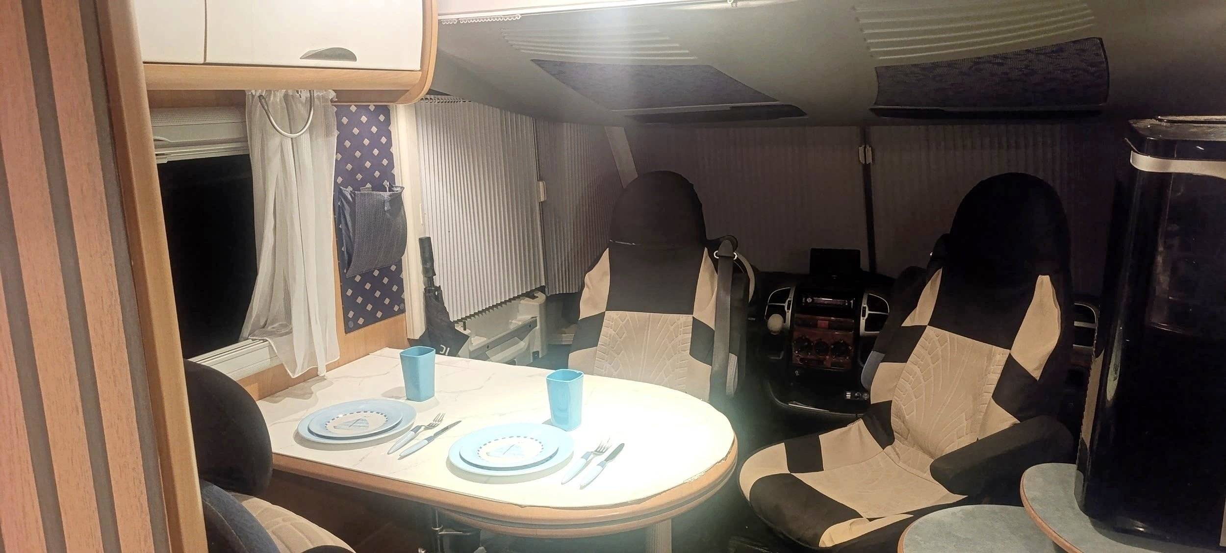 Área de jantar Fiat Ducato 2.8 JTD - Yescapa