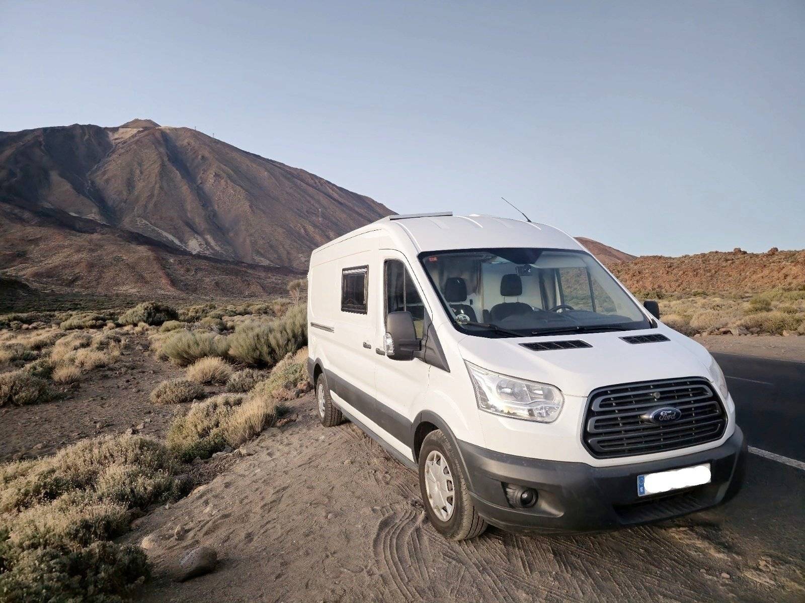 Vista frontale a ¾ Ford FORD TRANSIT - Yescapa