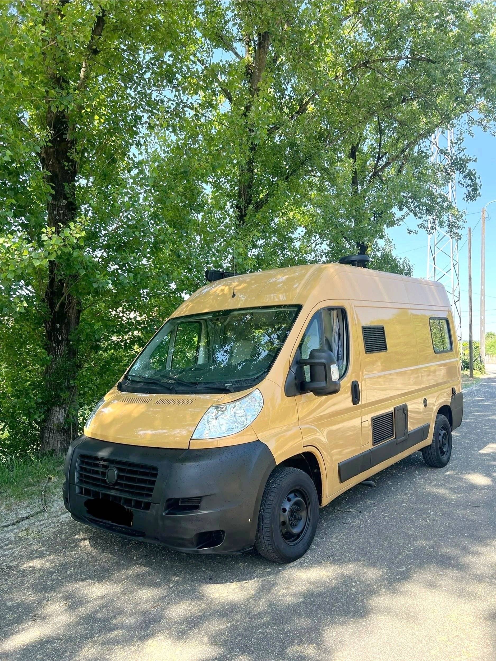 Front view from 3/4 Fiat Ducato 2,2 l 100 ch - Yescapa
