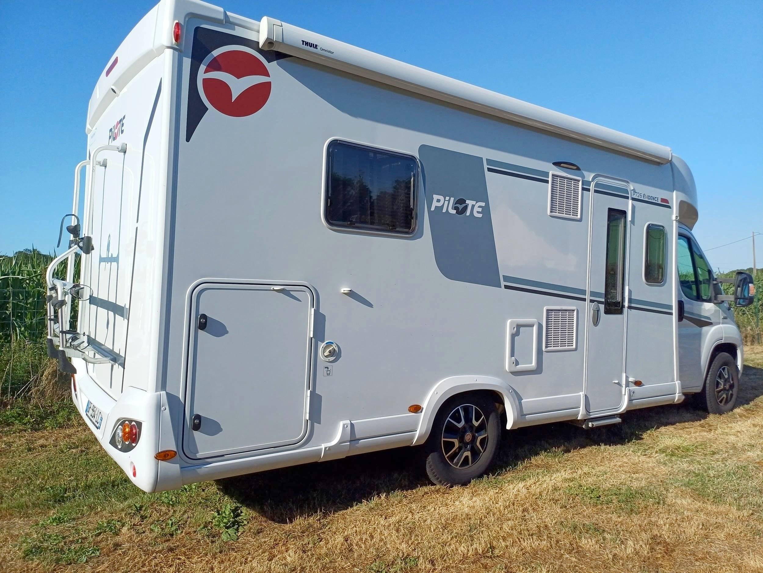 Vue avant de 3/4 Fiat Ducato 2,2 l Multijet 120 ch. - Yescapa