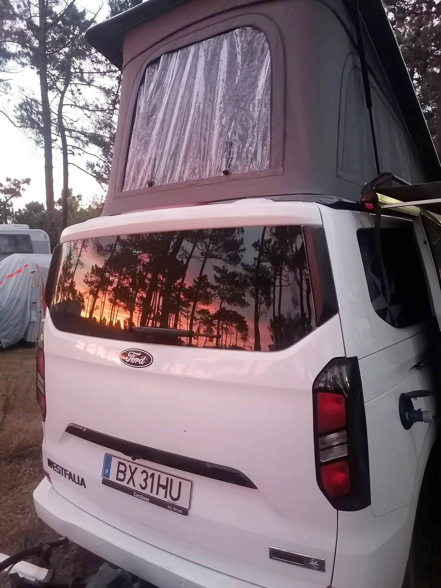 Vista parte trasera del vehículo Ford Custom L2H1 version Trend 2,2 l 125 ch - Yescapa
