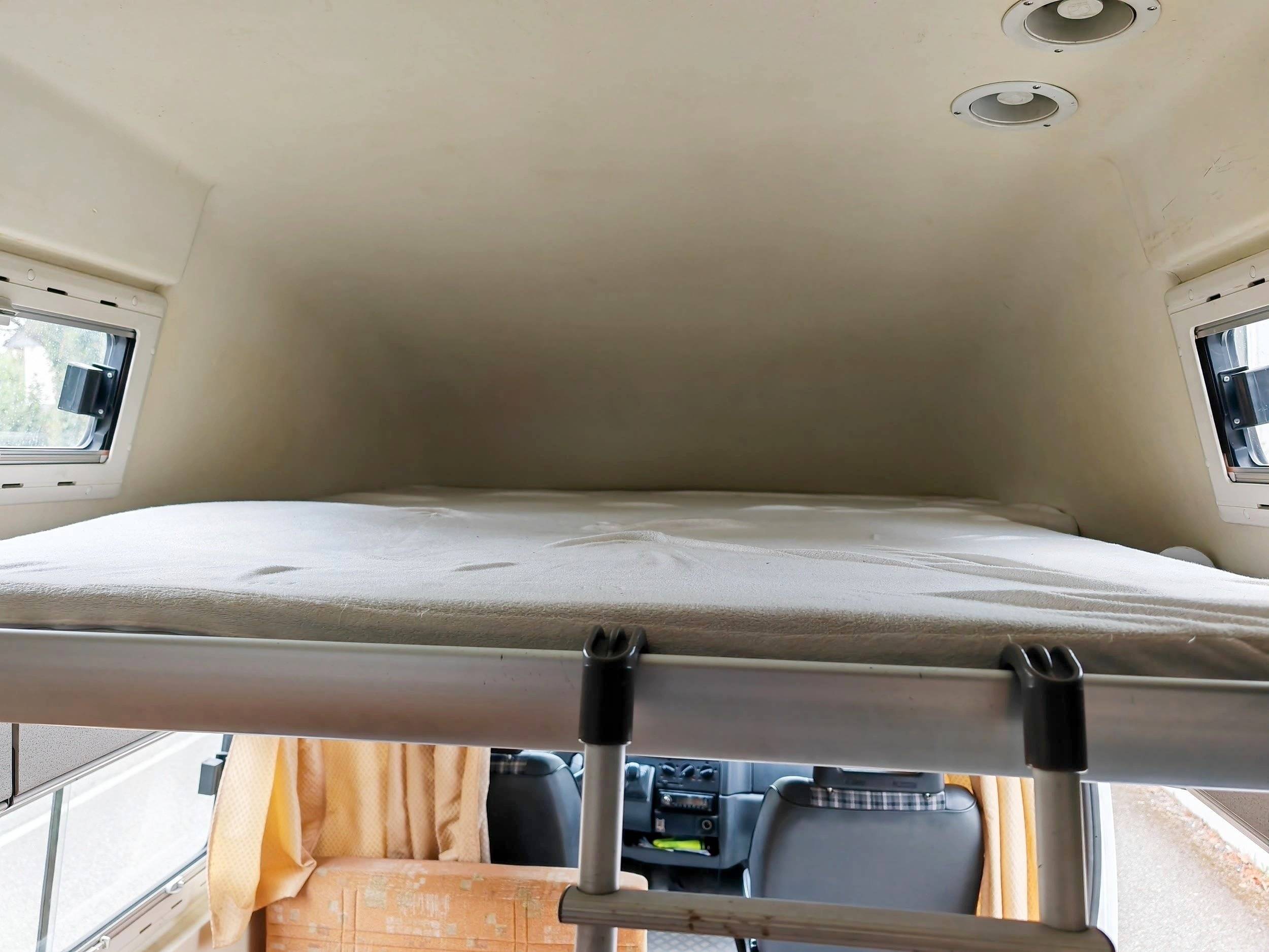 Berth Citroën Jumper 2,5 TD - Yescapa