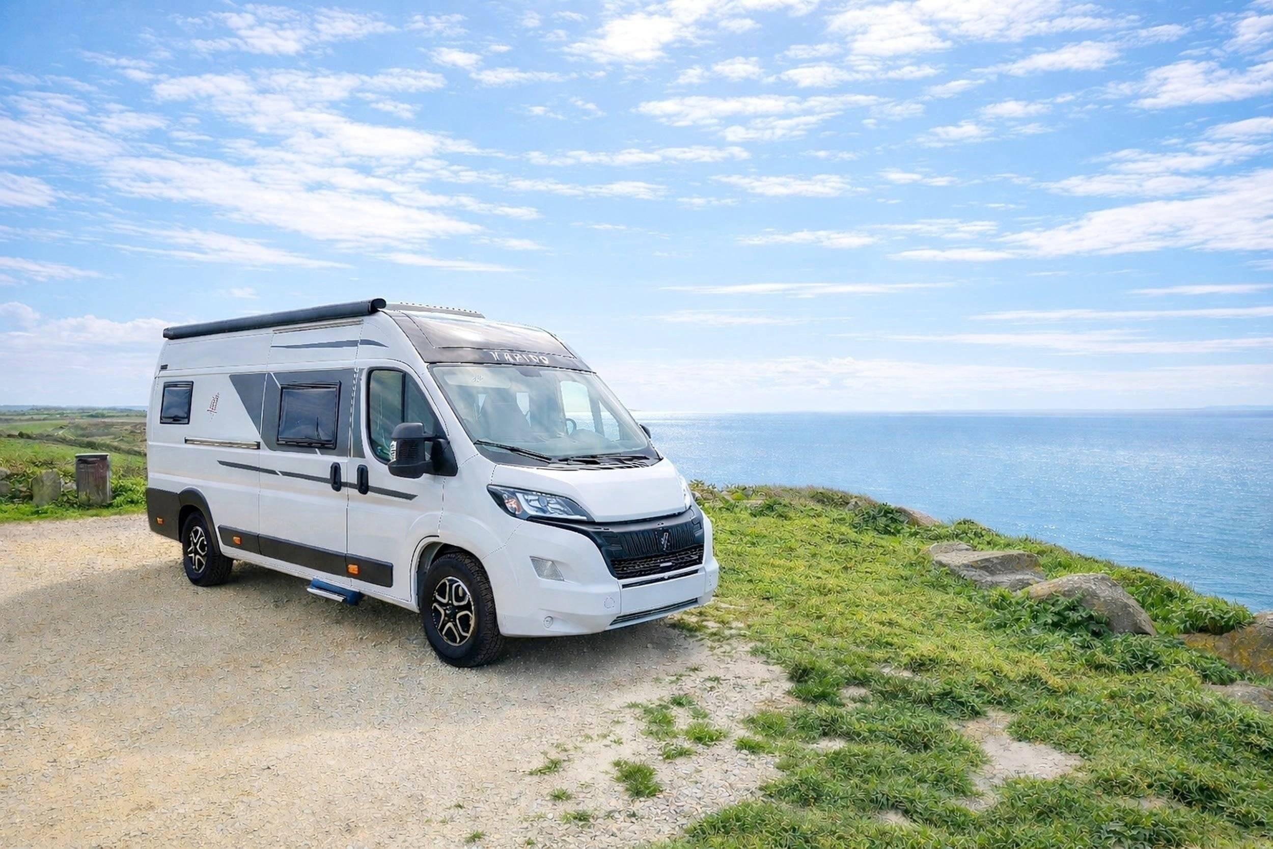 Front view from 3/4 Peugeot Peugeot Boxer - Yescapa
