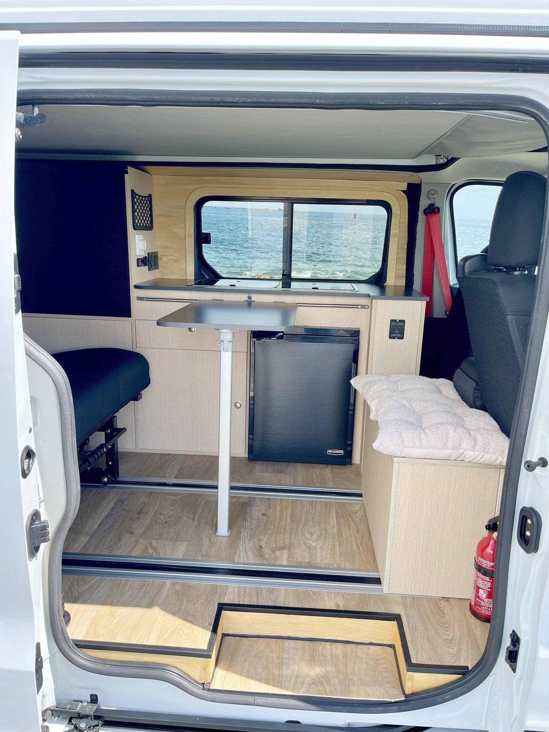 van on the road RENAULT TRUCK TRAFIC III 2.0l 150
