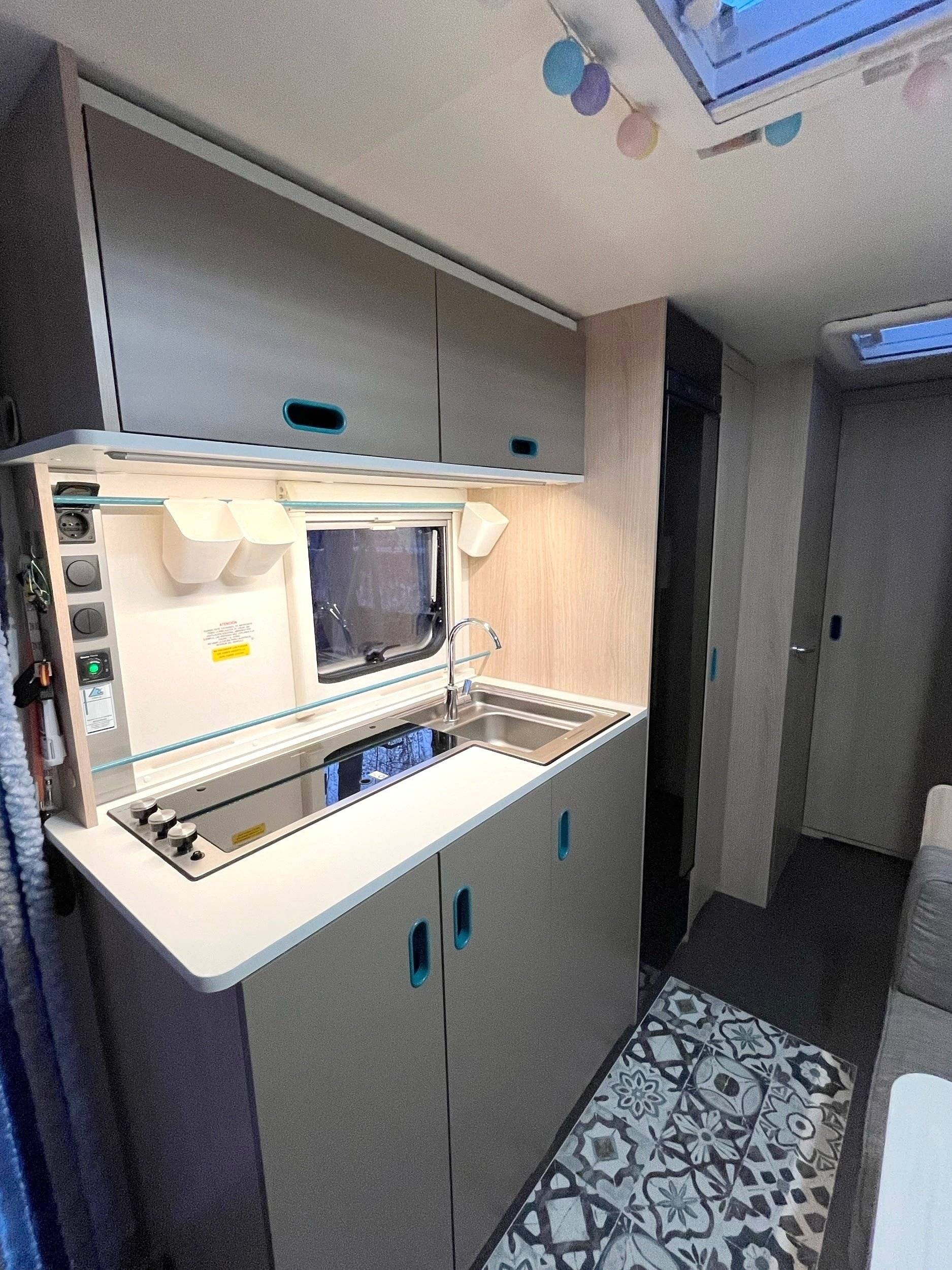 Dining Area Mercedes Actros 7,7 l 299 ch - Yescapa