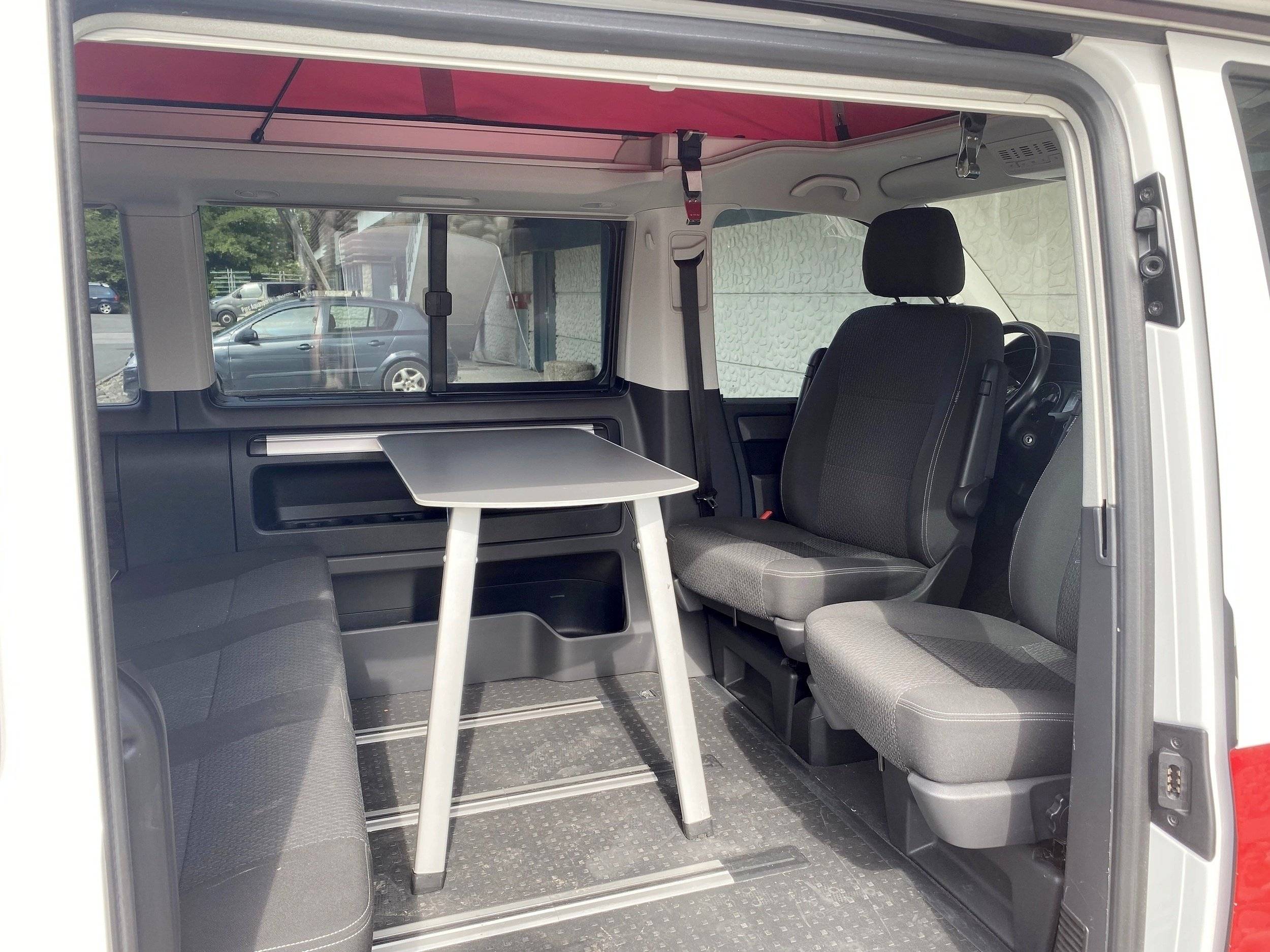 Área de jantar Volkswagen VOLKSWAGEN CALIFORNIA - Yescapa