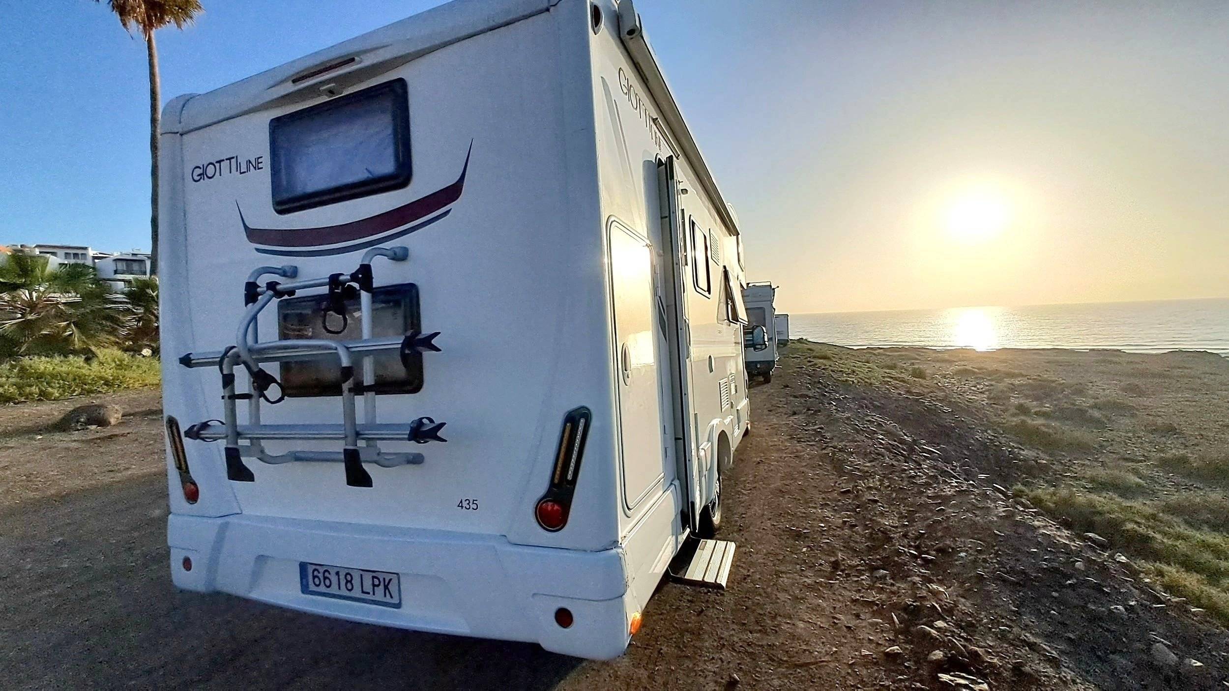 Vue avant de 3/4 Citroën Citroen Jumper 2,2 l Blue HDi (103kW / 140PS) - Yescapa