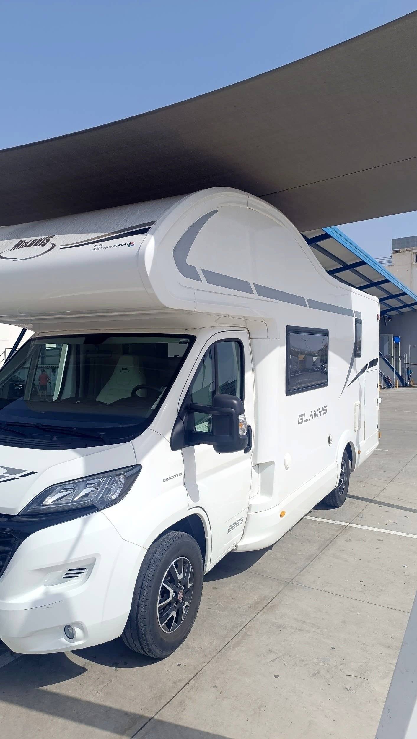Vue avant de 3/4 Fiat Ducato 2,0 l 130 ch - Yescapa