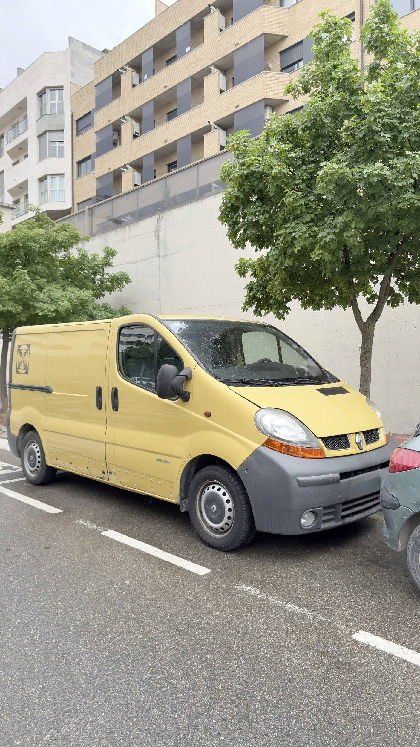 Vista del vehicle angle davanter Renault Trafic DCI 100ch - Yescapa