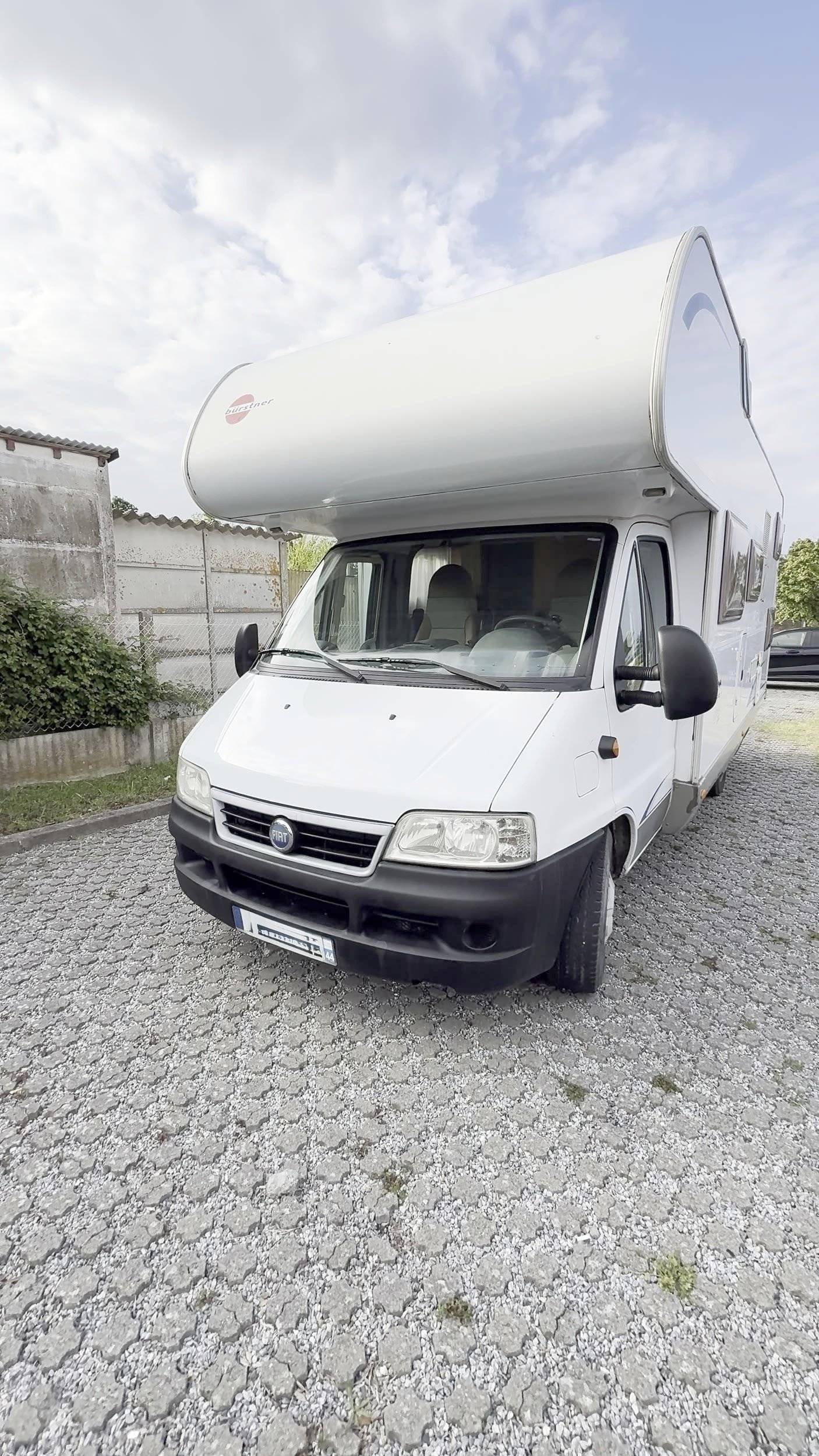 Vista frontale a ¾ Fiat Ducato 2.8 jtd - Yescapa