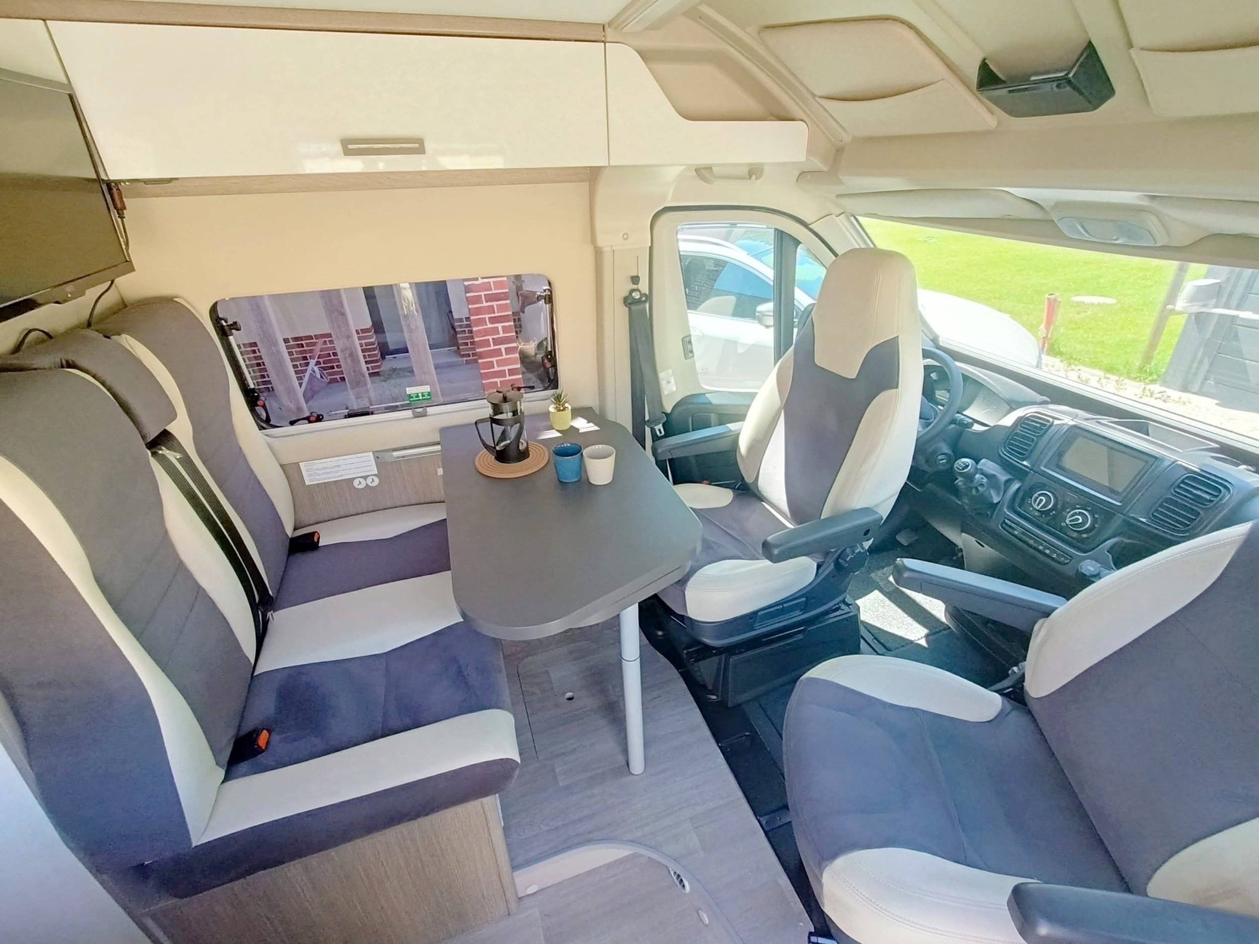 Dining Area Fiat Ducato 2.2 L 140 CH - Yescapa
