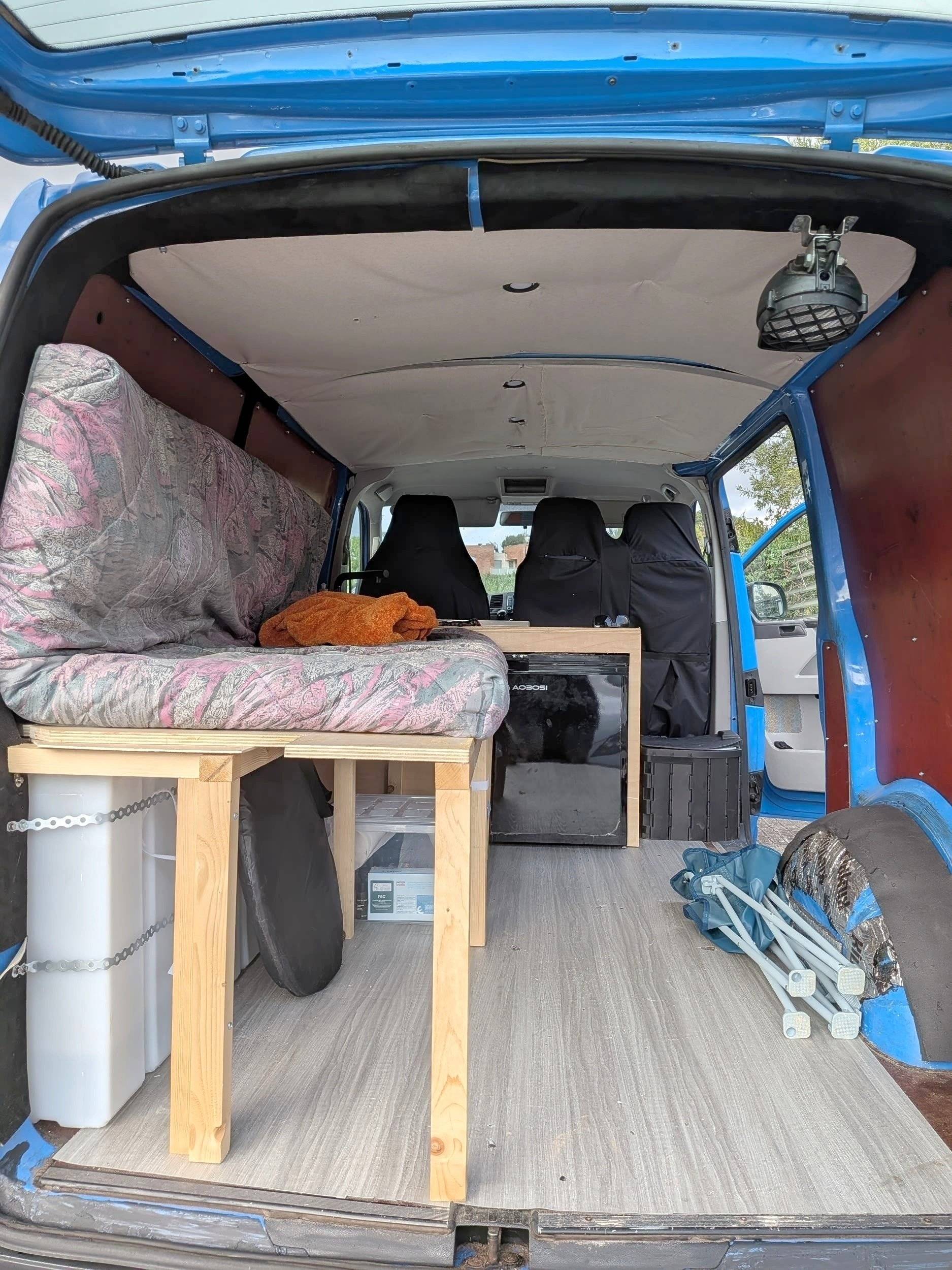 Berth Volkswagen Transporter T5 2 l 102 ch - Yescapa