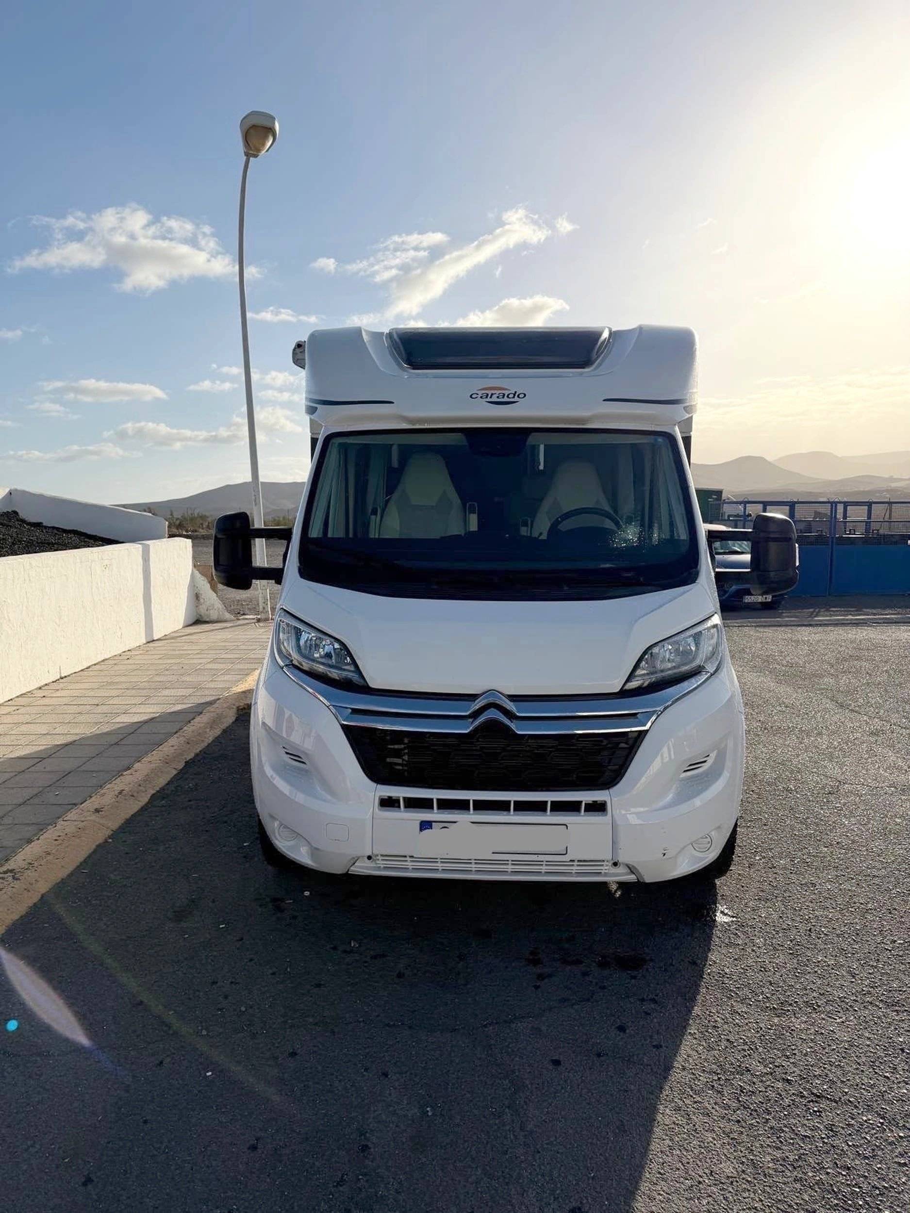 Front view from 3/4 Citroën - Yescapa
