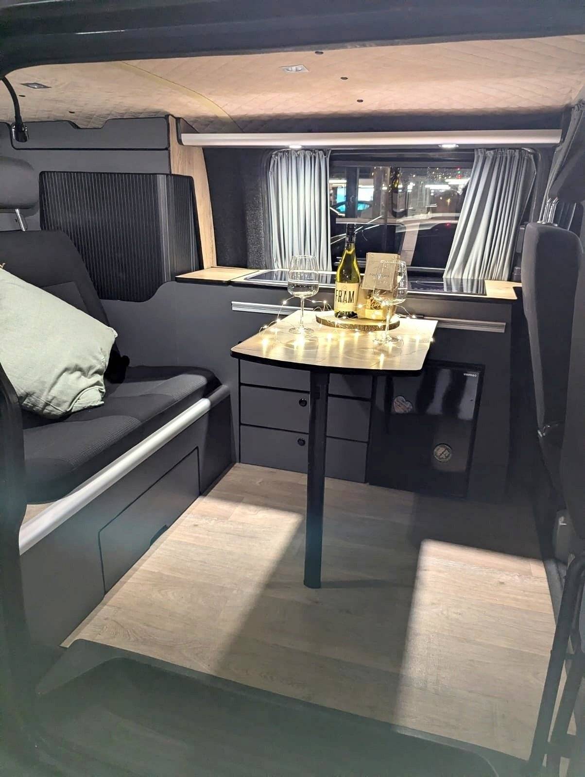 Dining Area Volkswagen Volkswagen T5 transporter - Yescapa