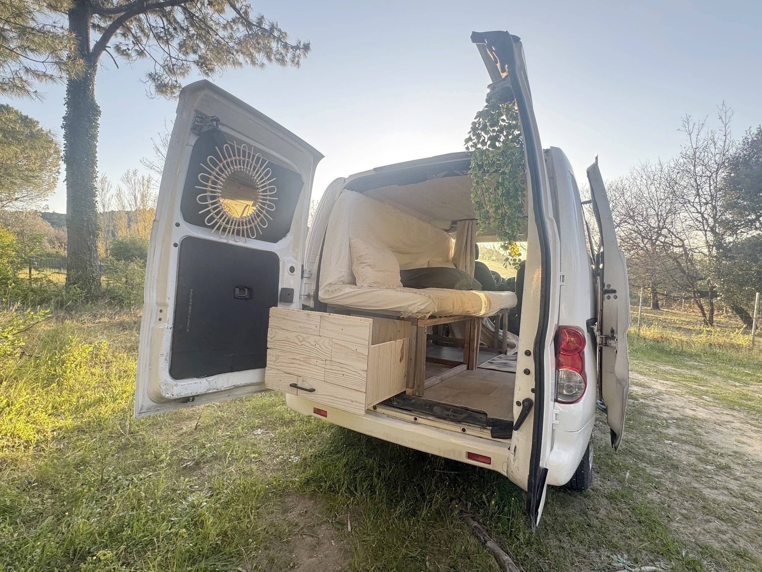 Dining Area Nissan NV200 - Yescapa