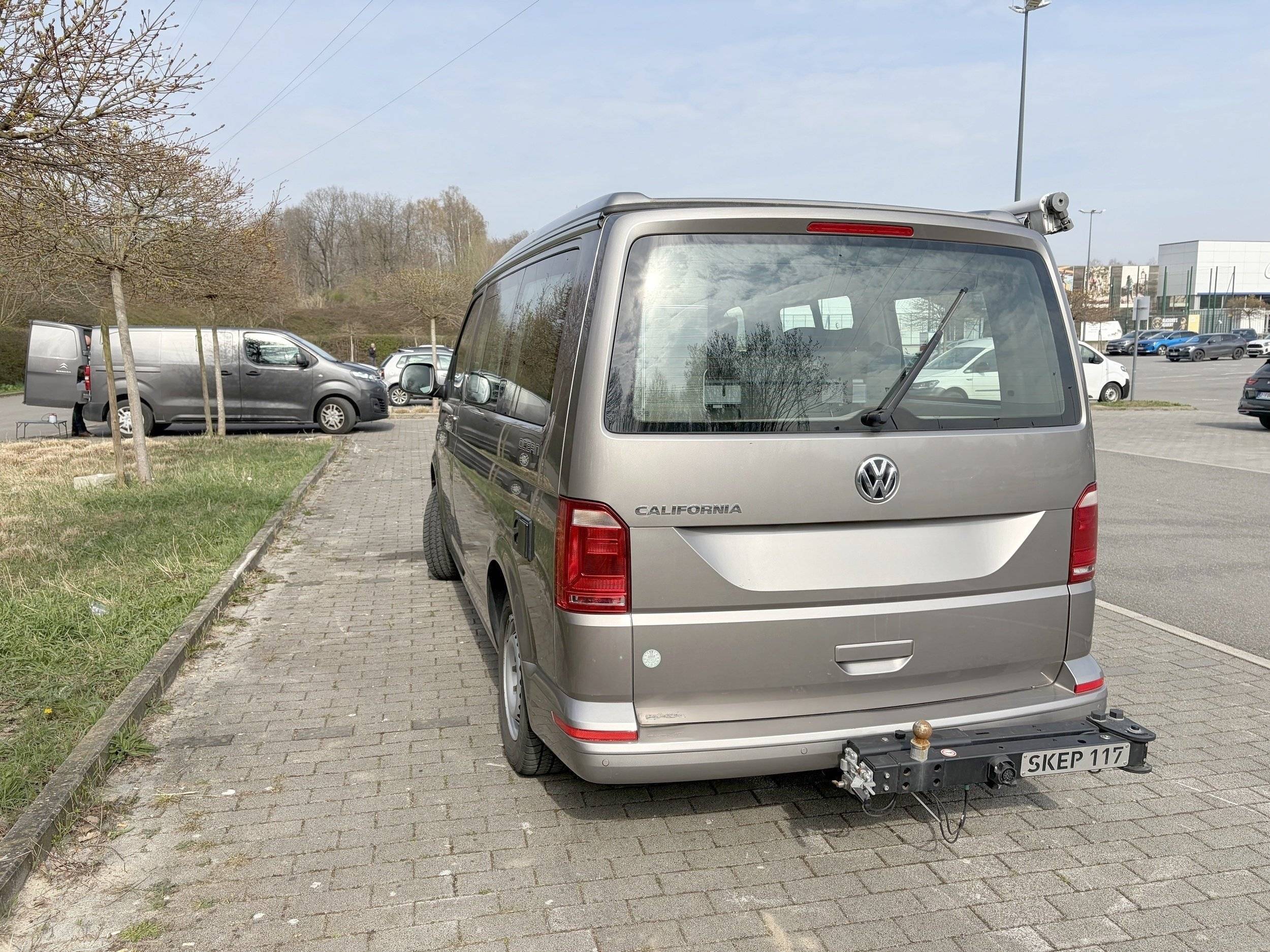 Vista parte trasera del vehículo Volkswagen T6 California - Yescapa