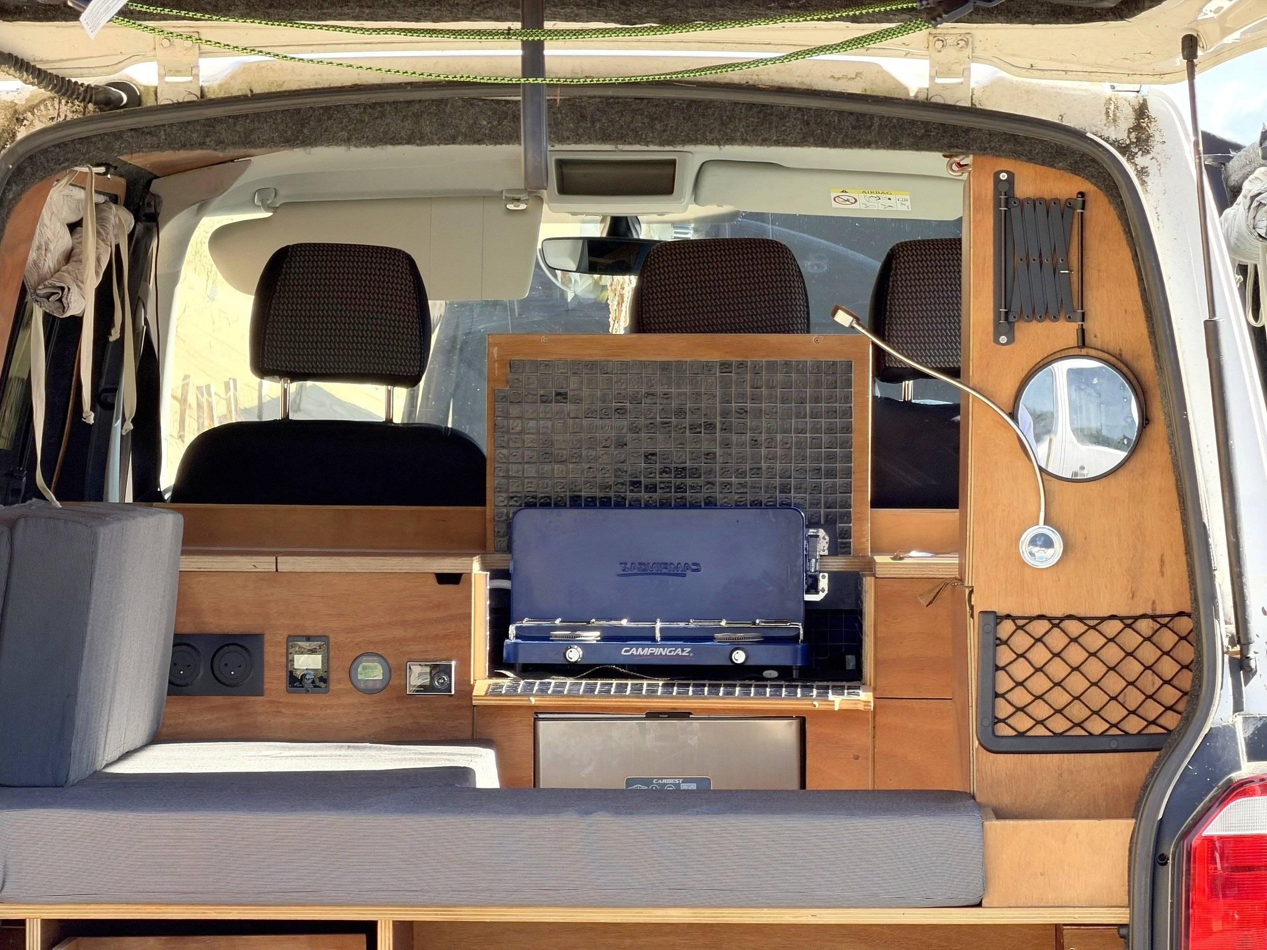 Área de jantar Volkswagen T6 180 CH 4motion - Yescapa